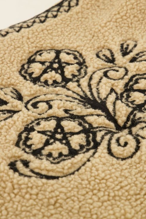 Beige teddy gilet met zwarte embroidery