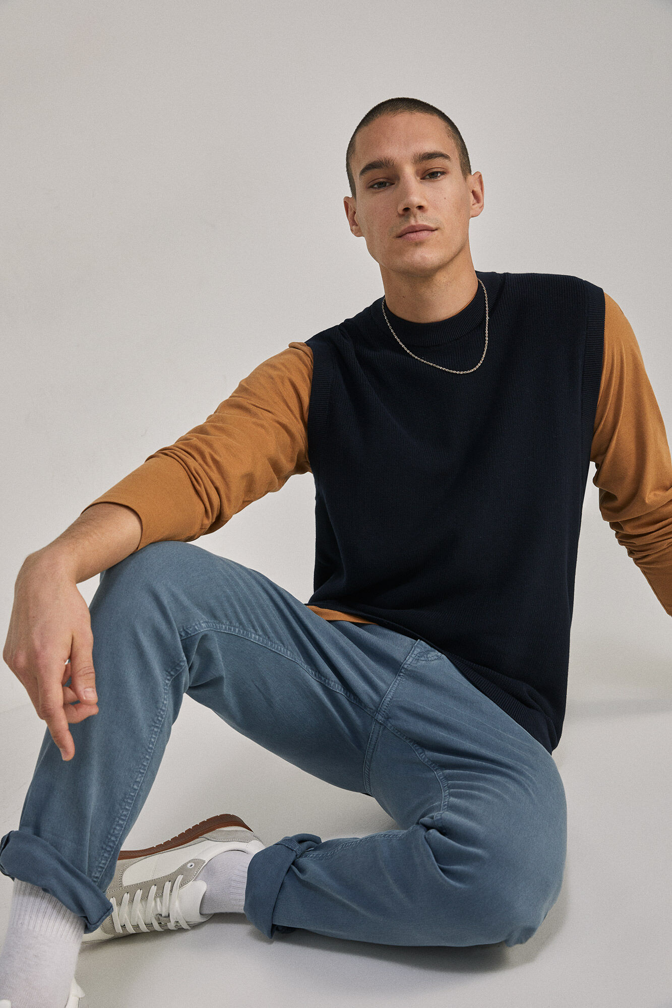 Calça de corte justo com 5 bolsos, cor azul médio.