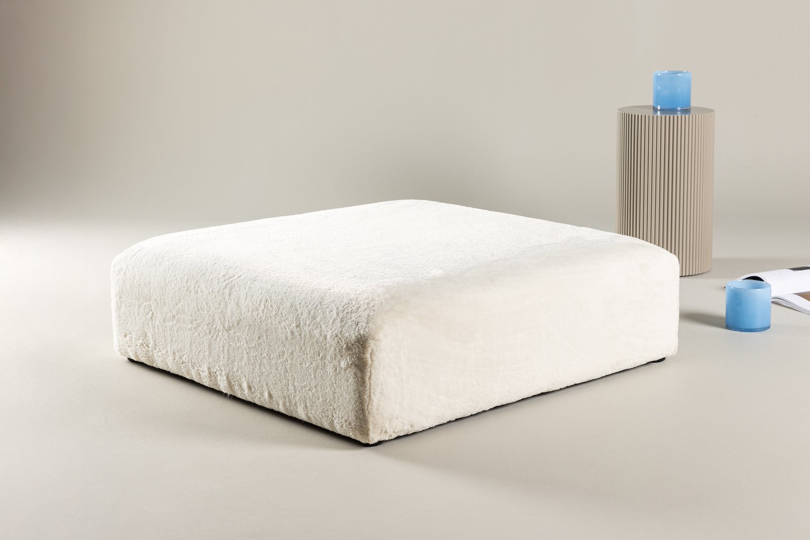 Davie puff 100x100cm beige fuskepels\n