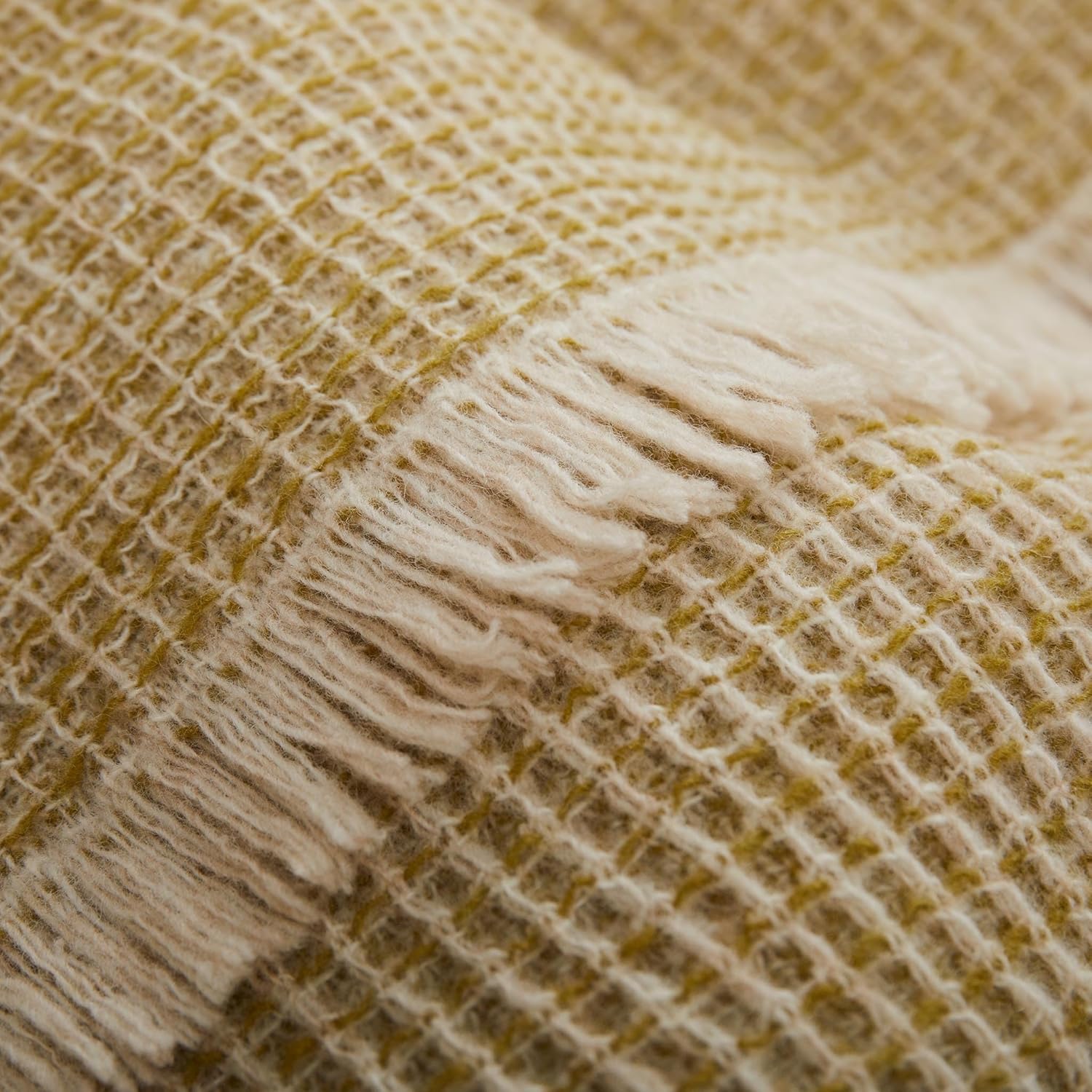 URBANARA Raiana Wolldecke 130x175 cm I 100% Wolle (Merino) Made in EU Woolmark-Zertifiziert I Warme Schafwolldecke mit Waffelpique & Fransen I Schurwolldecke Kuscheldecke Plaid I Olivgrün