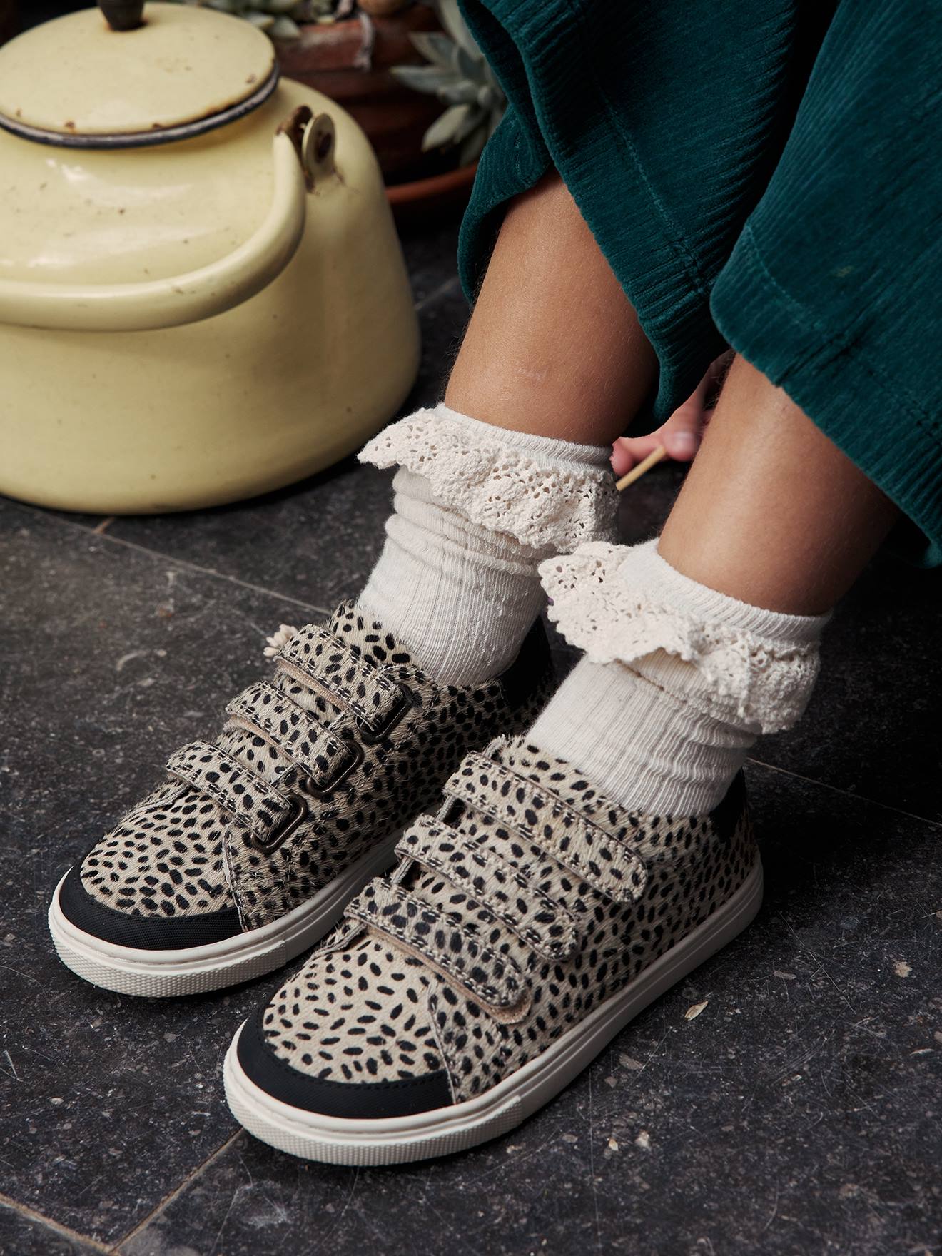 Tênis infantil bege estampado em couro sintético com fecho de velcro.