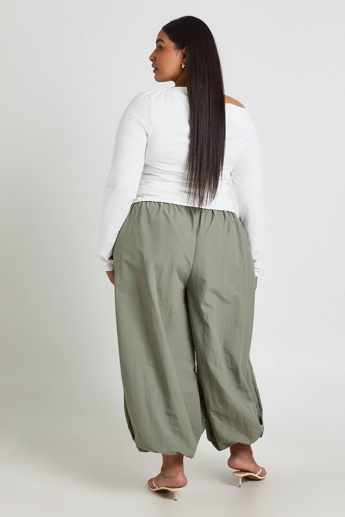 boohoo Haut Grande Taille À Manches Longues Avec Encolure Asymétrique Et Drapé
