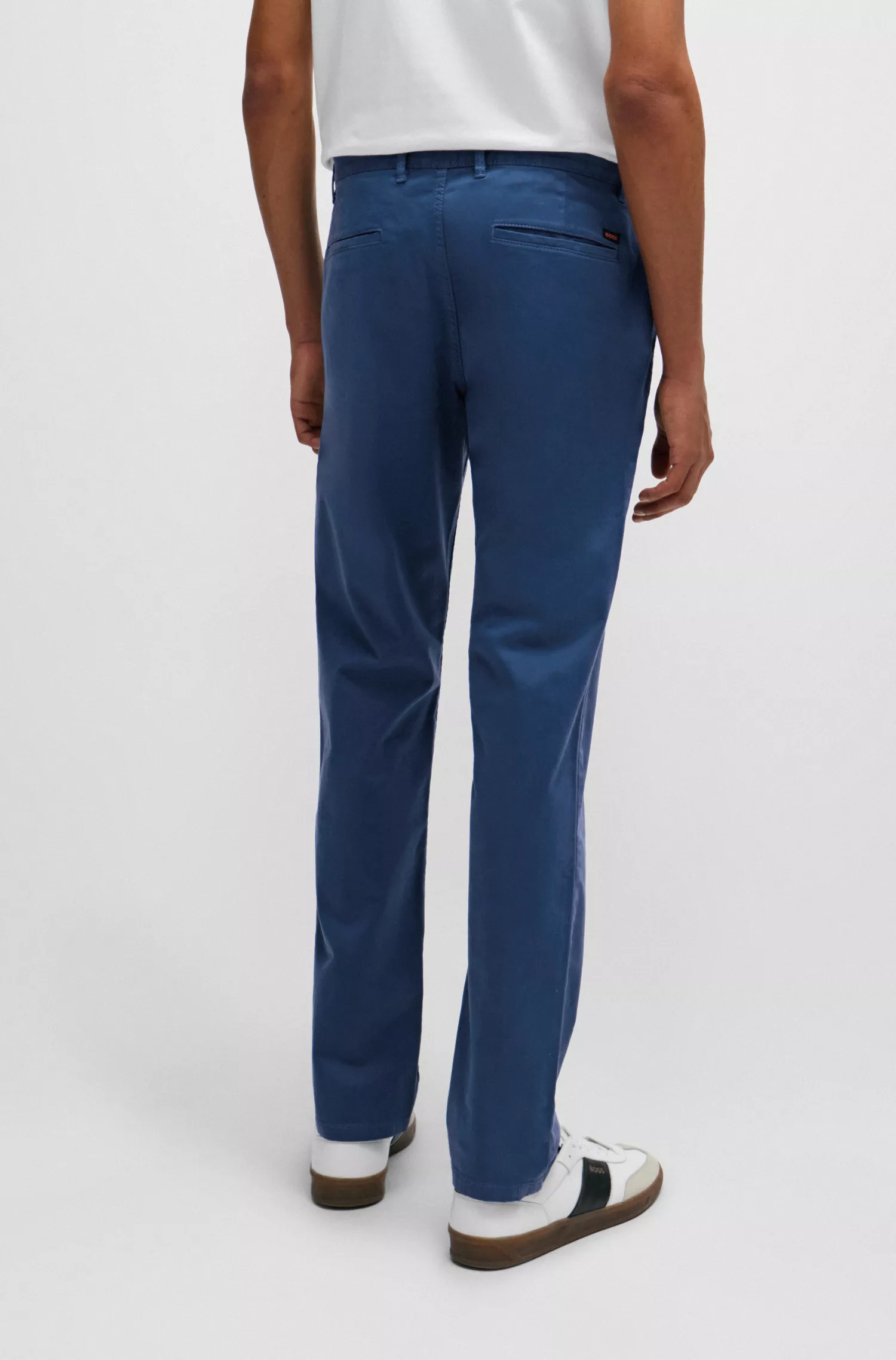 Calça chino BOSS laranja, corte slim, em cetim de algodão elástico.
