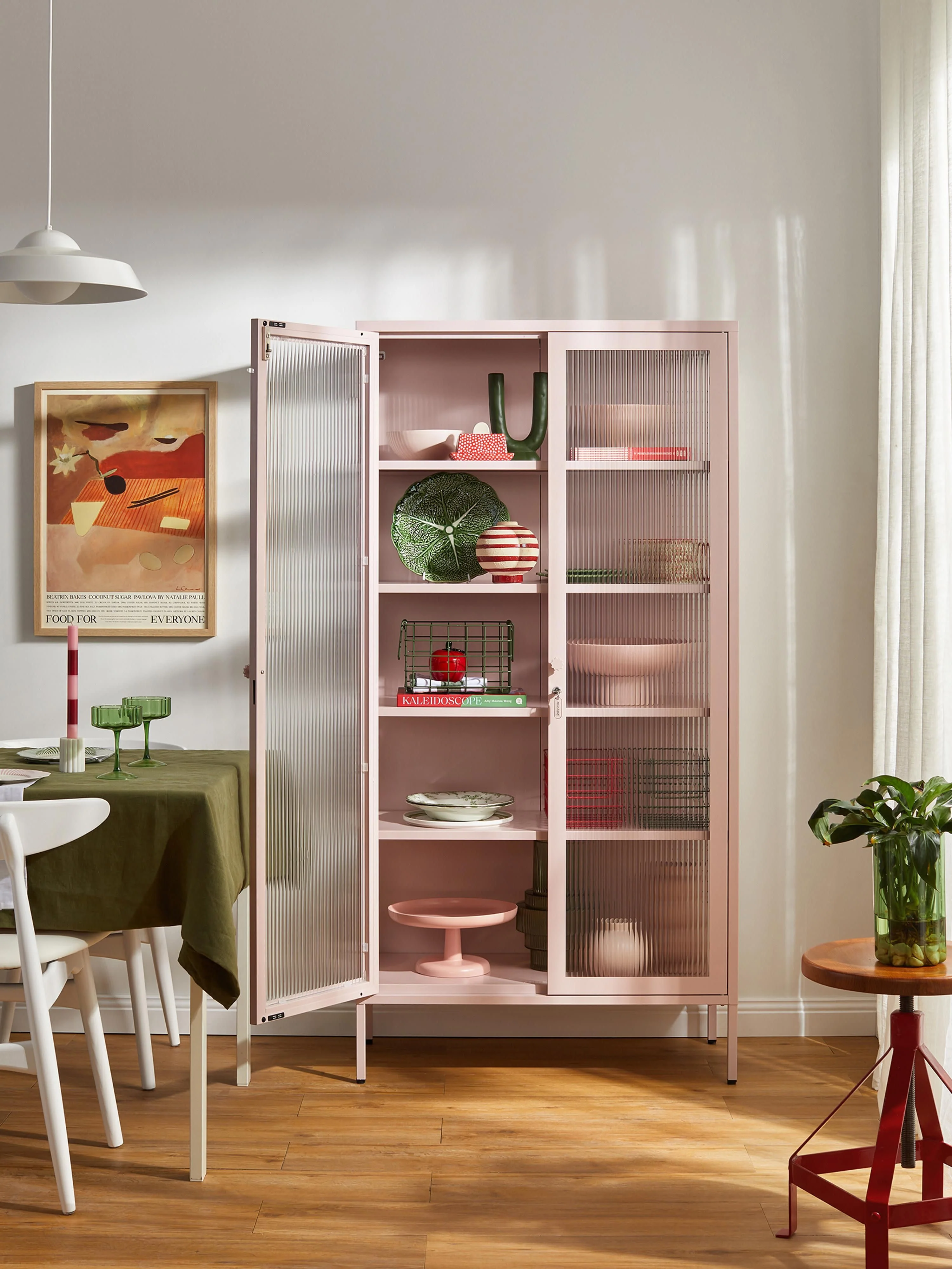 Metalen vitrinekast The Collector met geribbeld glas