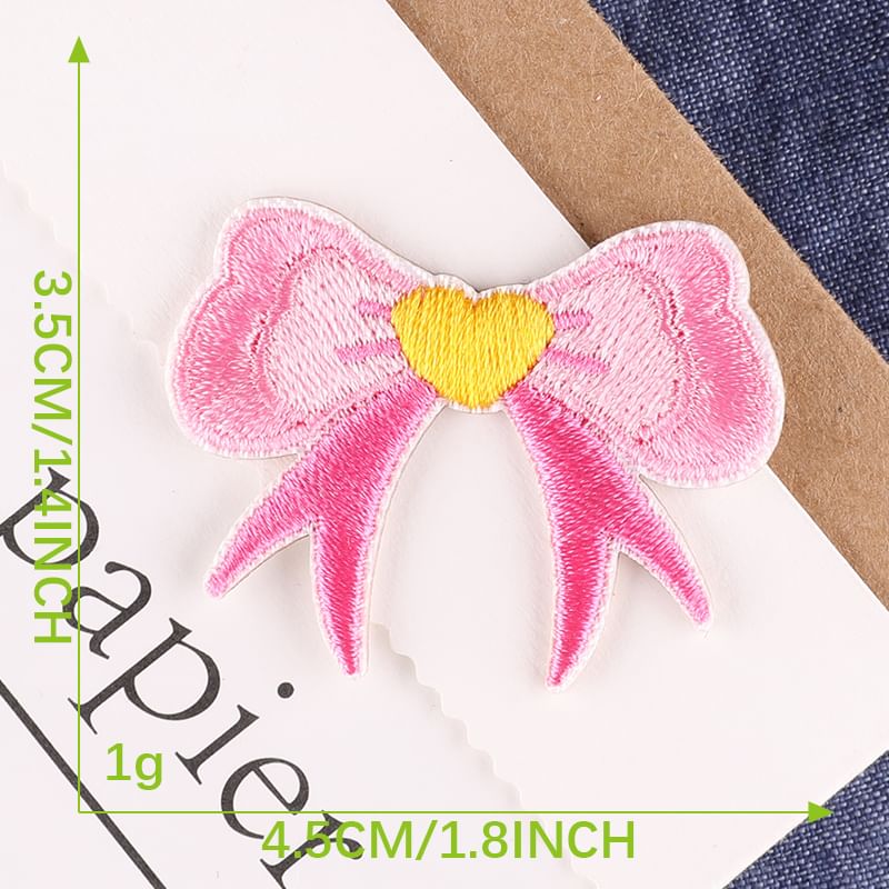 Embroidery Kingdom - Geborduurde applicatiepatch met strik (verschillende ontwerpen)