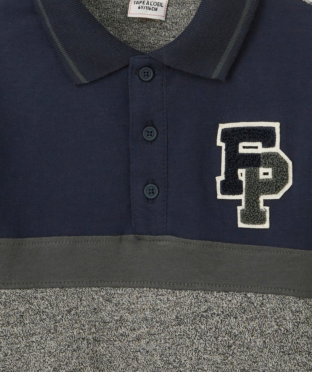 POLO GARÇON EN COTON BLEU ET GRIS AVEC PATCH LETTRE