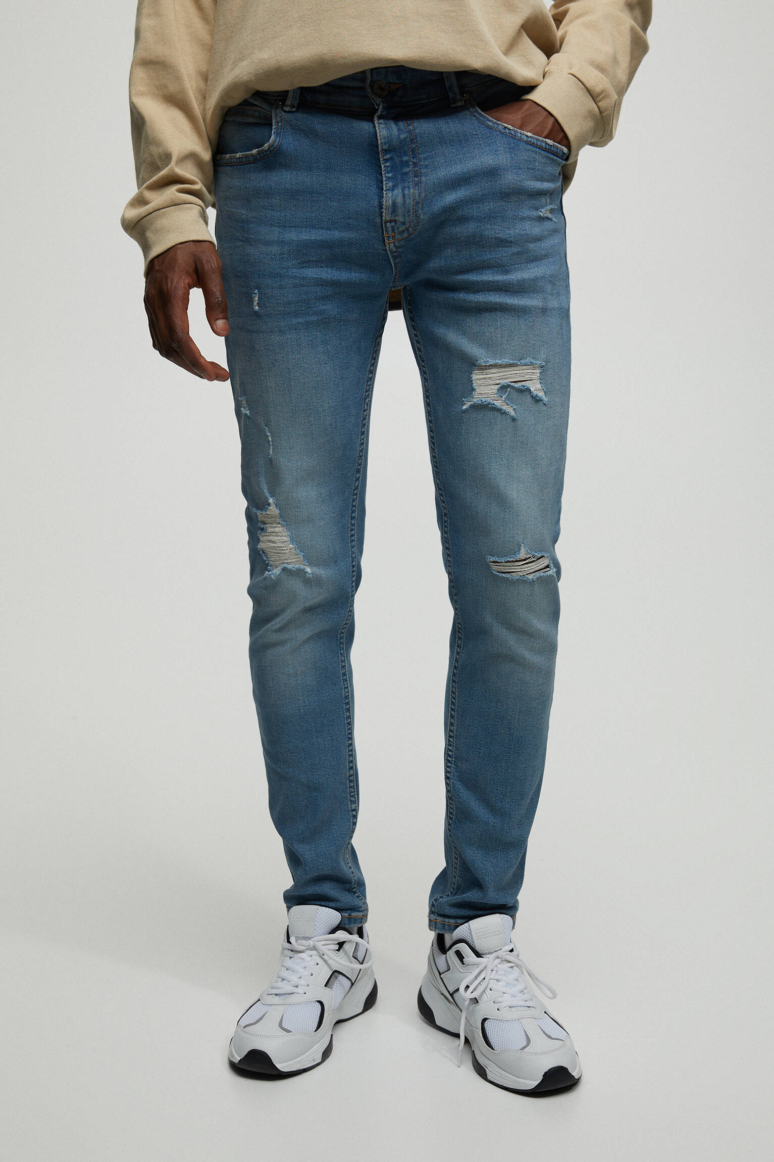 Calça jeans skinny rasgada - azul médio