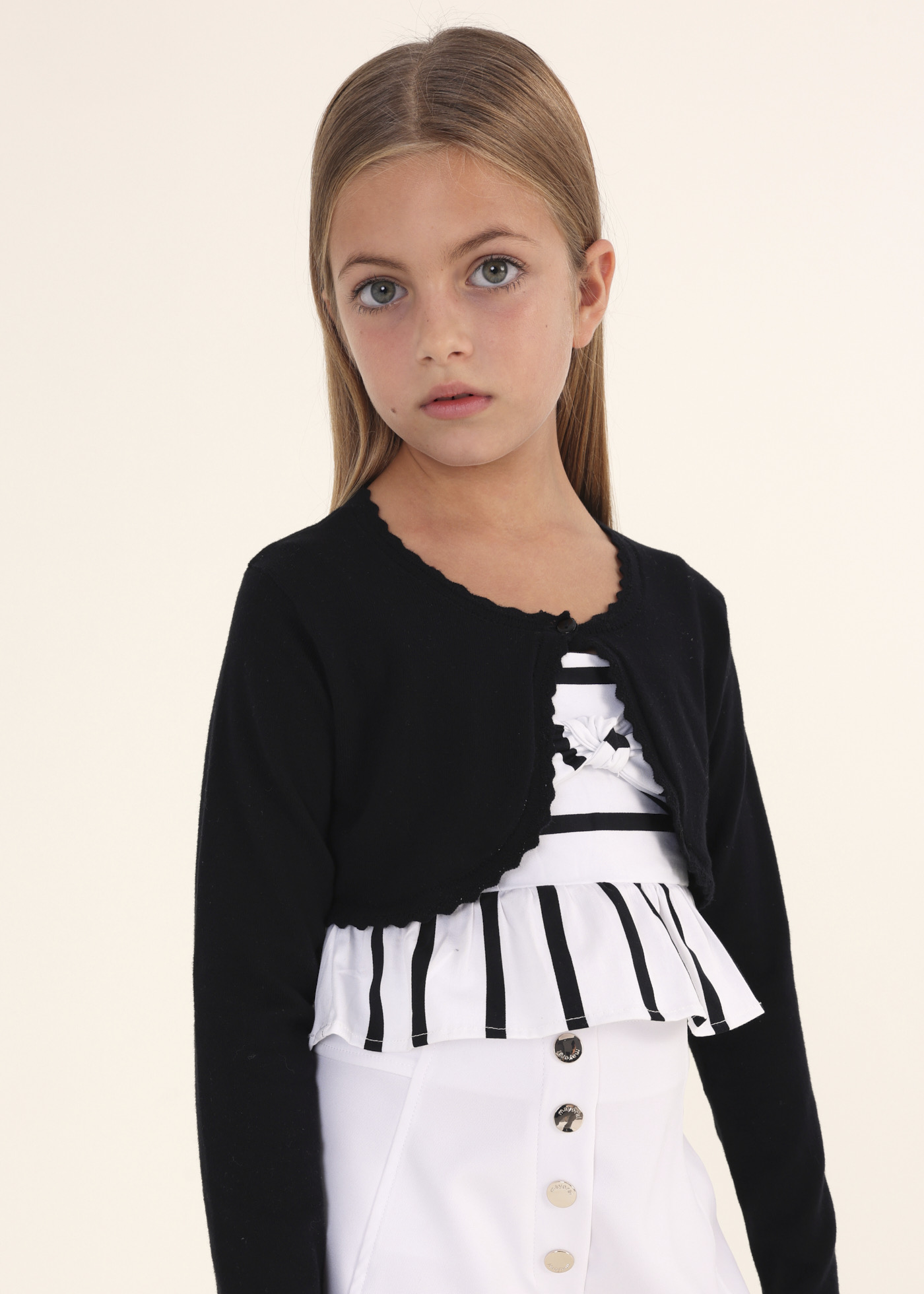 Casaquinho estilo bolero feito com algodão sustentável para meninas