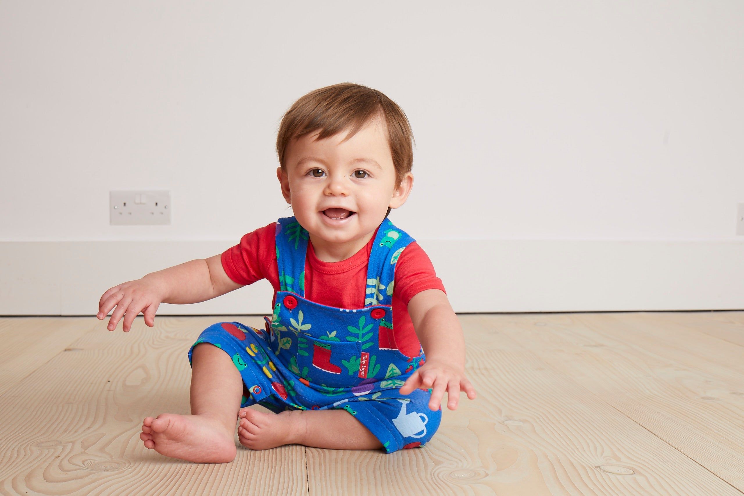Toby Tiger Latzhose, Shorts mit Gemüsegarten-Aufdruck
