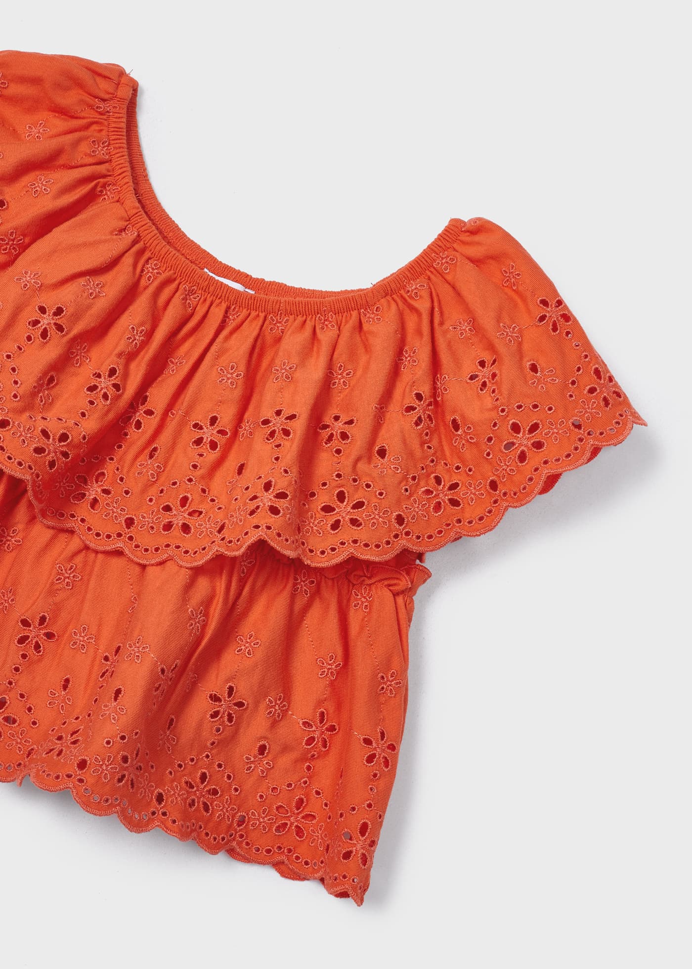 Blusa com motivos perfurados, feita de algodão sustentável, para meninas.