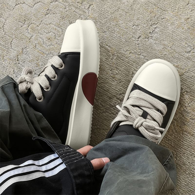 HANO - Tweekleurige veterschoenen met hartjesprint