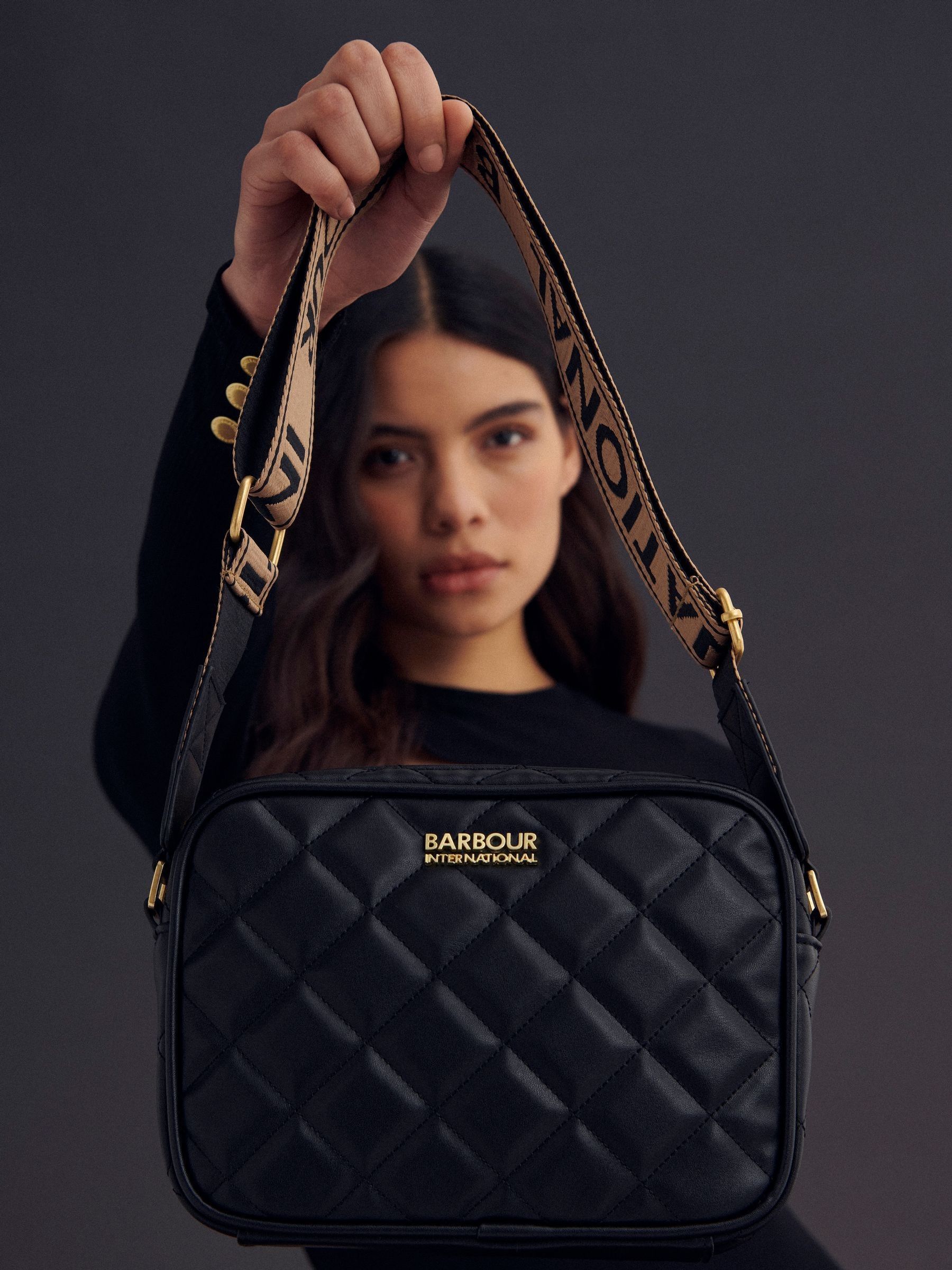 Zwart - Barbour® International gewatteerde Sloane crossbodytas