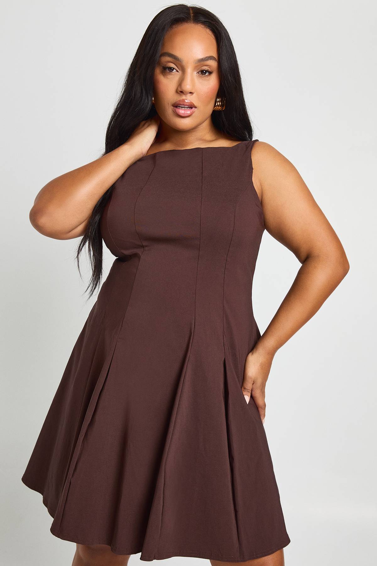 boohoo Robe patineuse plissée en bengaline à encolure racer grande taille