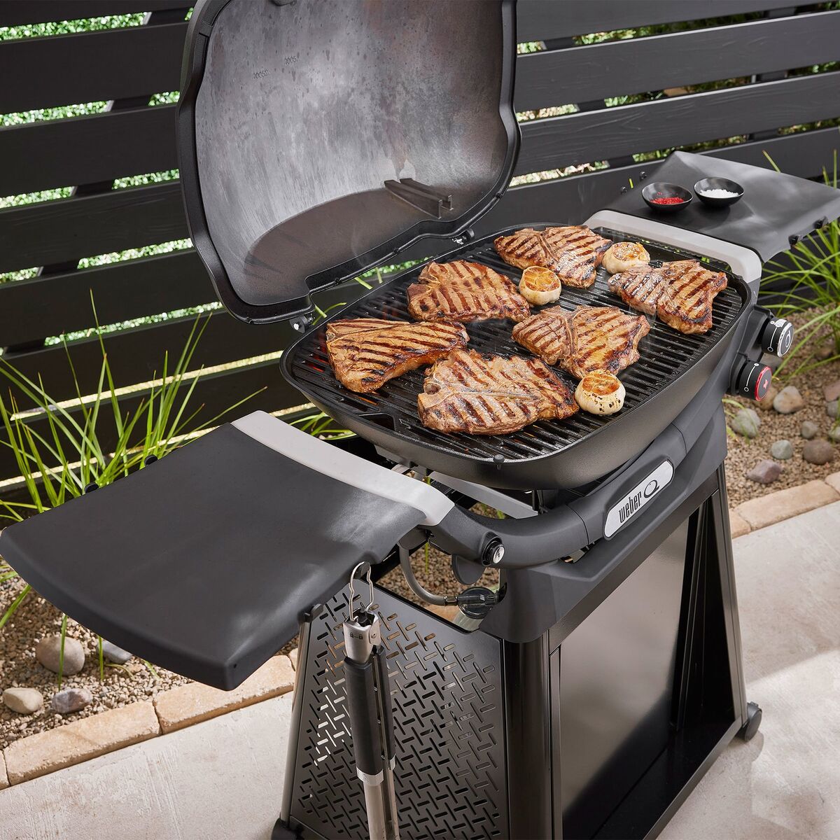 Q3200N+ Gassgrill med vogn