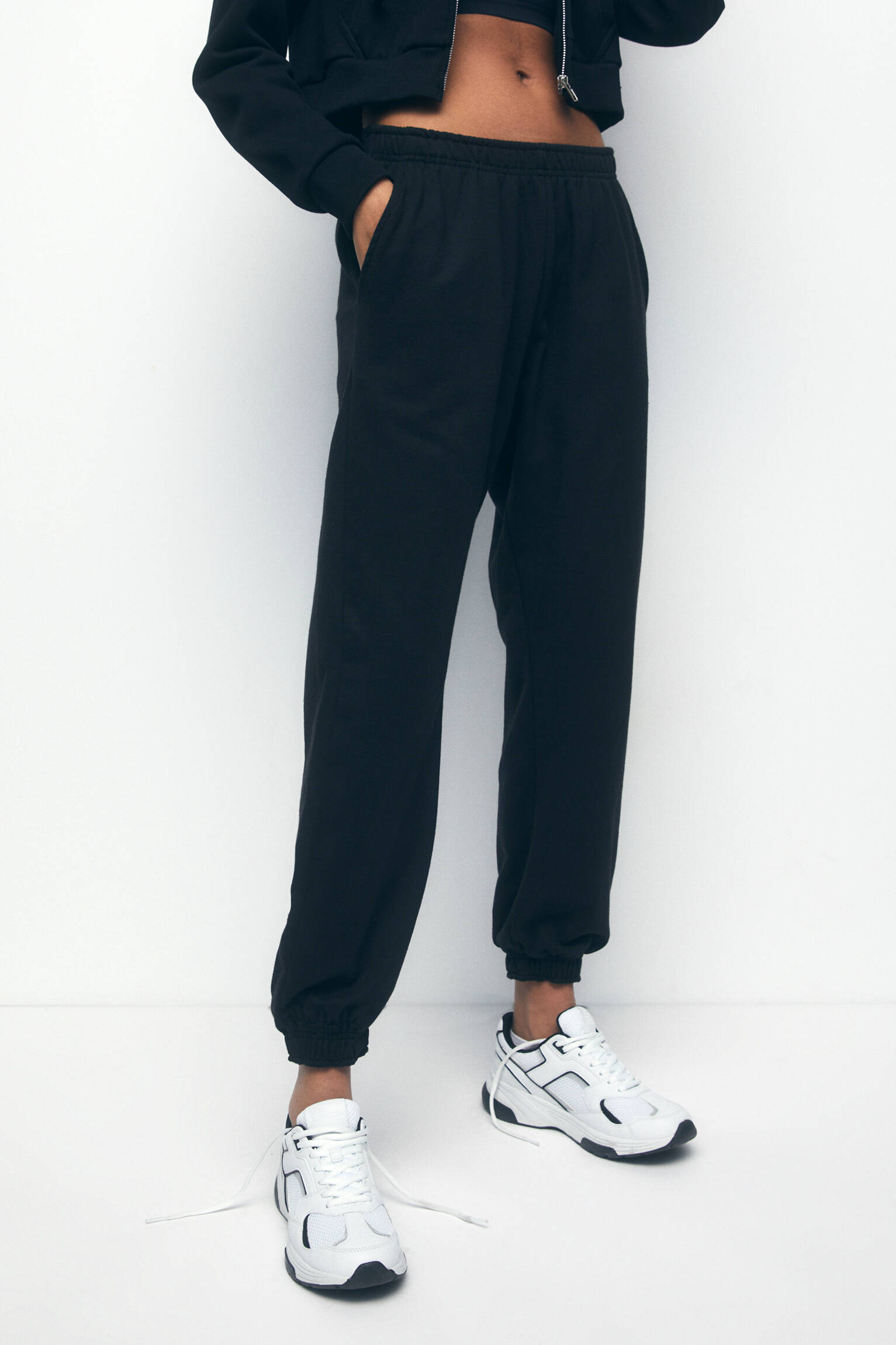 Calça jogger básica com cós elástico - preta