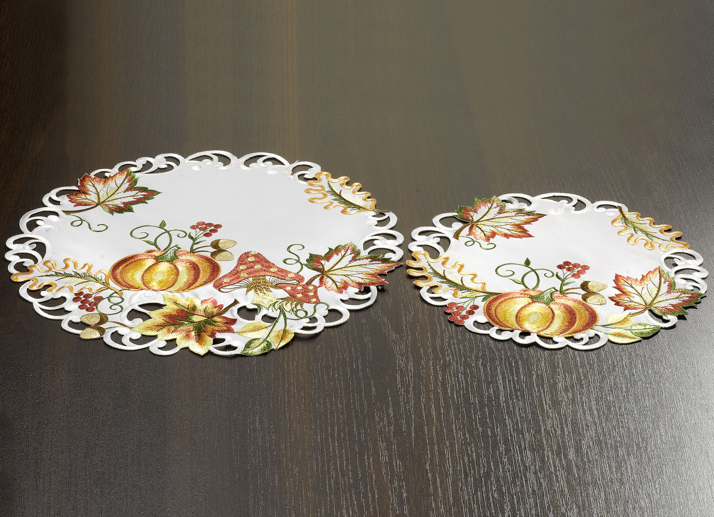 Tisch- und Raumdekoration mit herbstlichen Motiven
