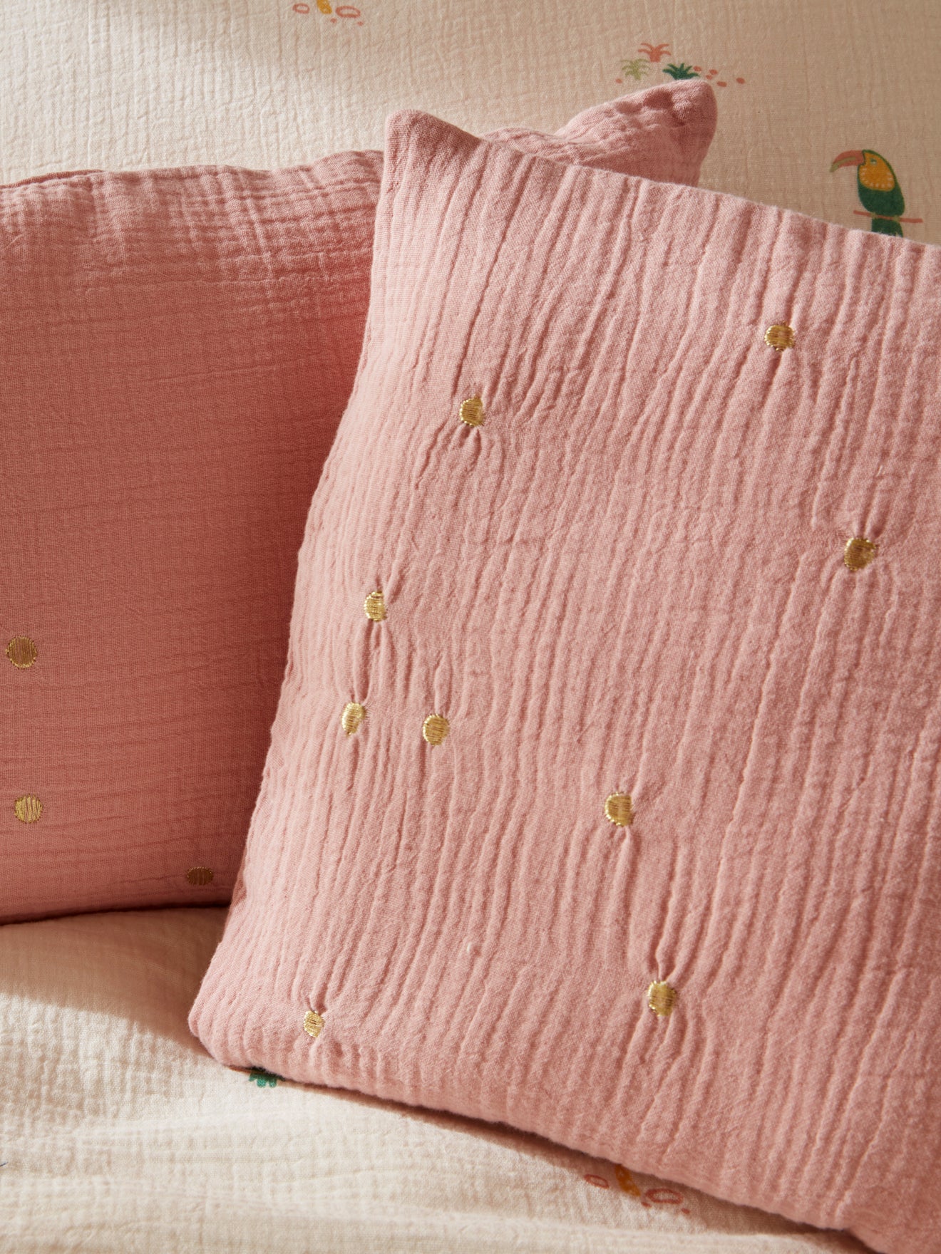 Coussin gaufré à pois brodés