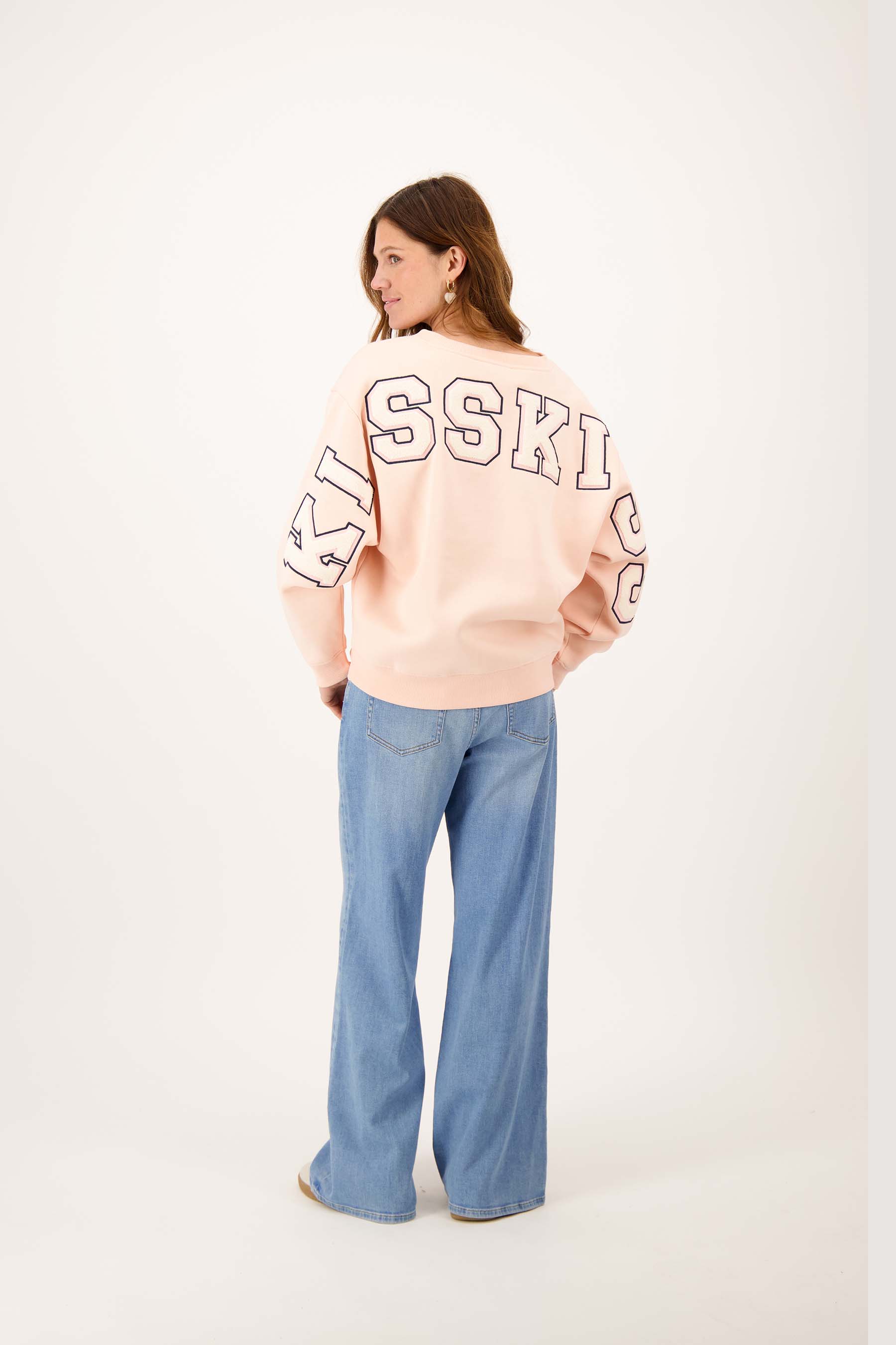 V hals sweater met tekst kiss kiss