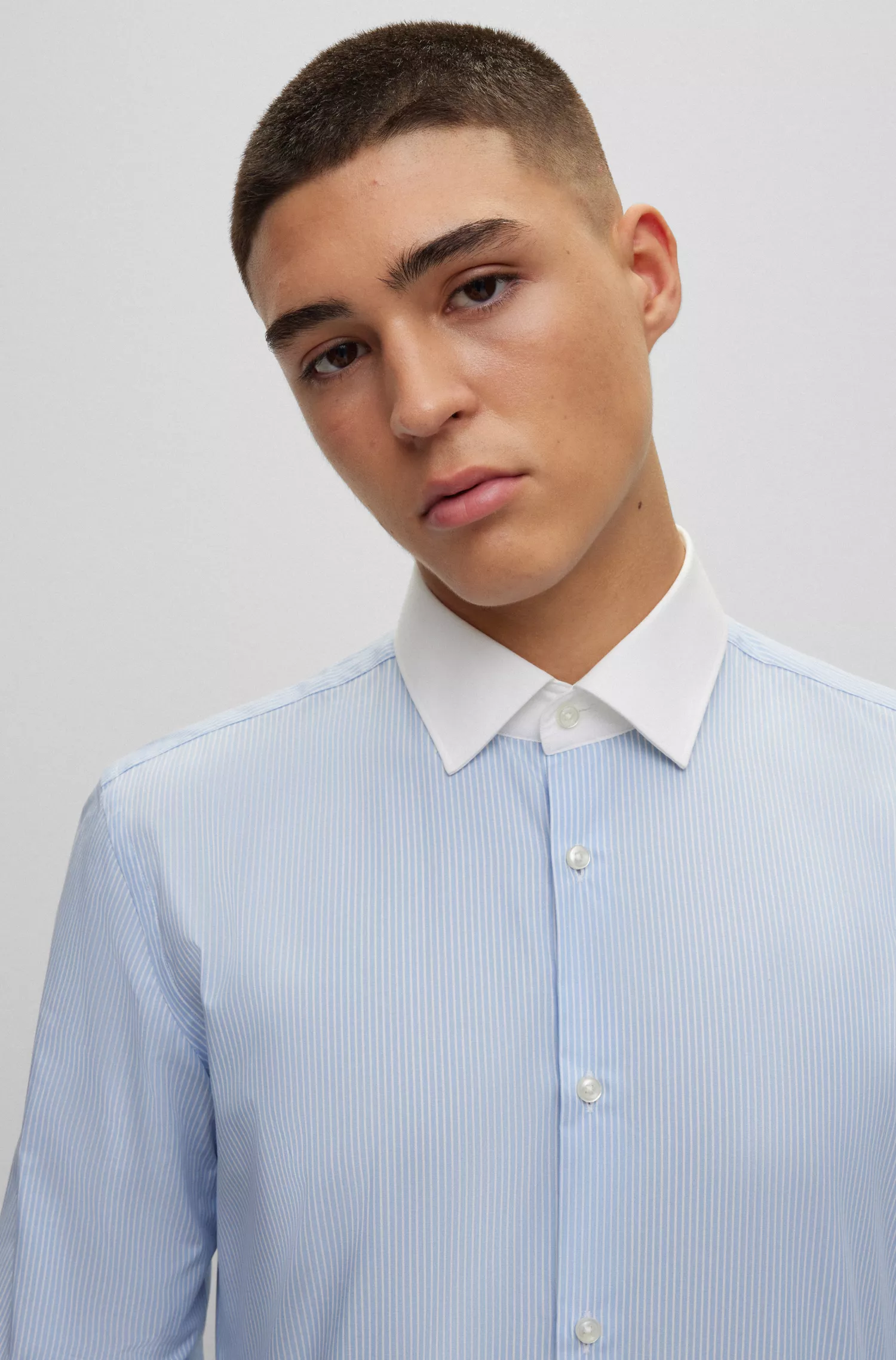 Camisa HUGO vermelha de corte slim em popeline de algodão listrado.