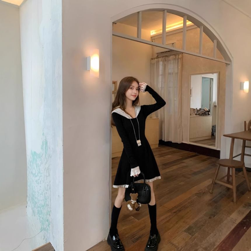 Rosesand - Mini A-lijn jurk met lange mouwen, kanten paneel en capuchon, slim-fit