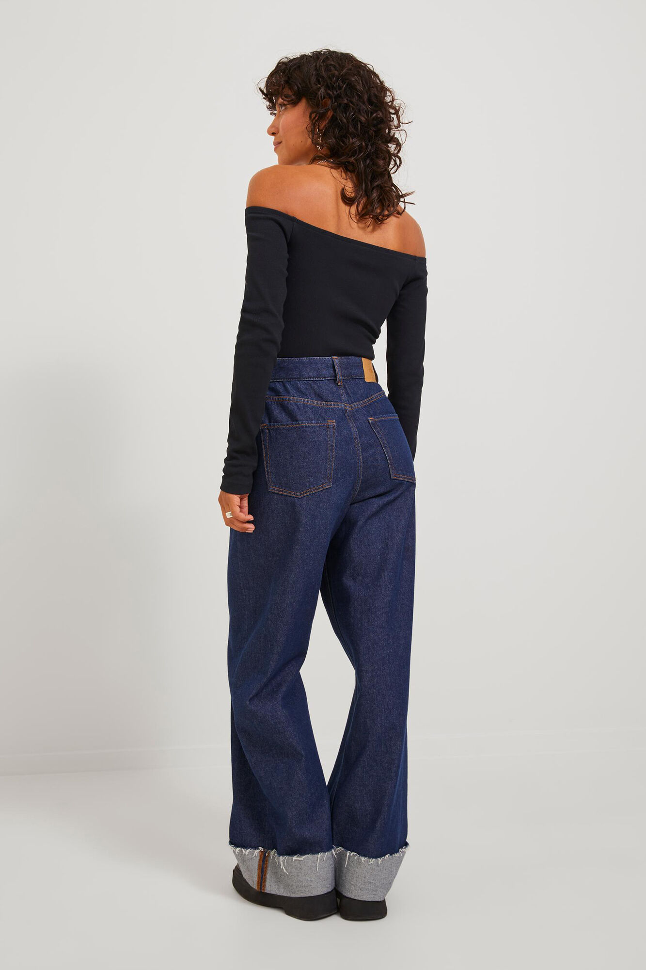 Blusa de manga comprida com decote canoa