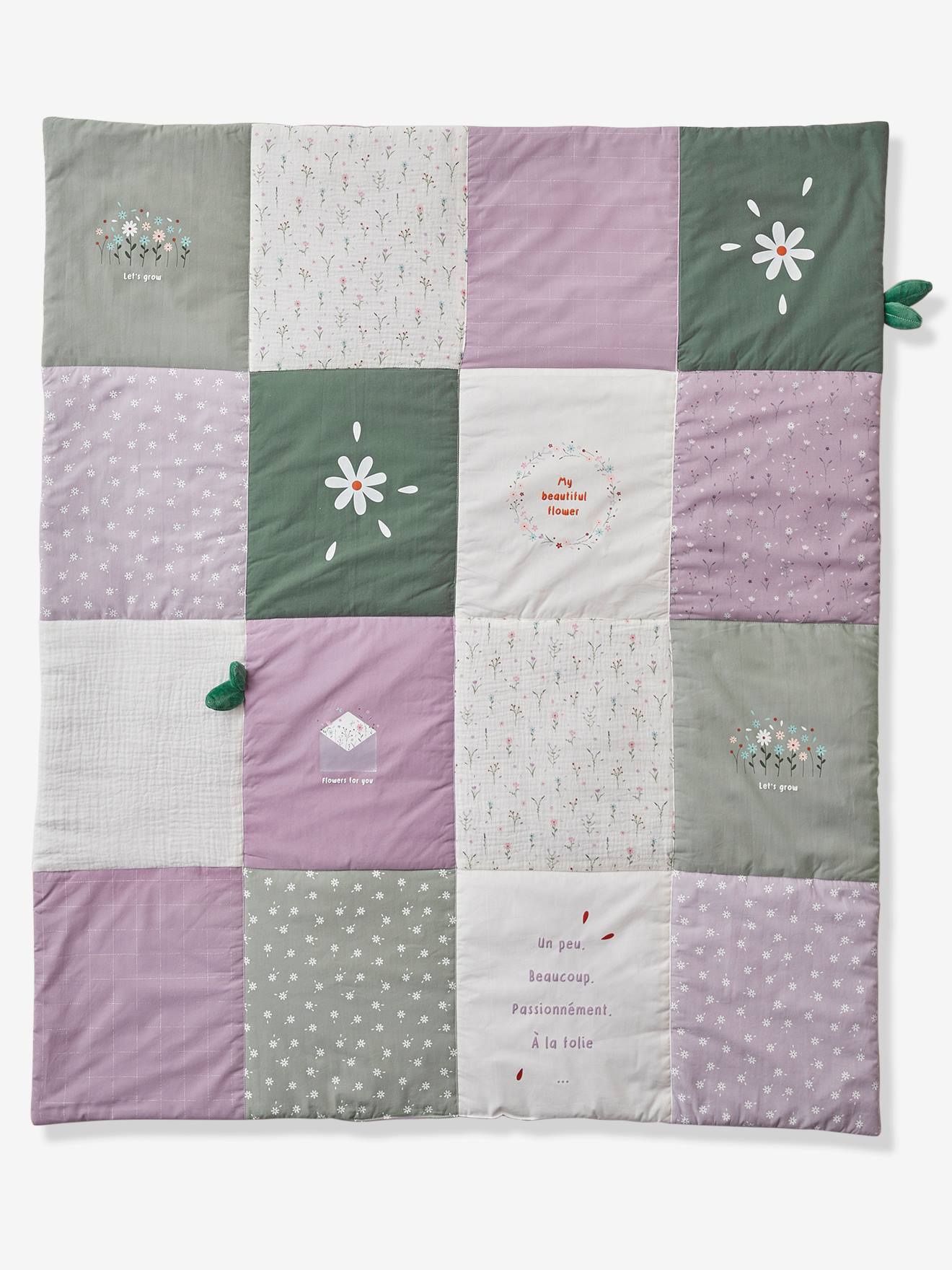 Colcha de retalhos Sweet Provence, lisa em tom violeta médio com motivos.