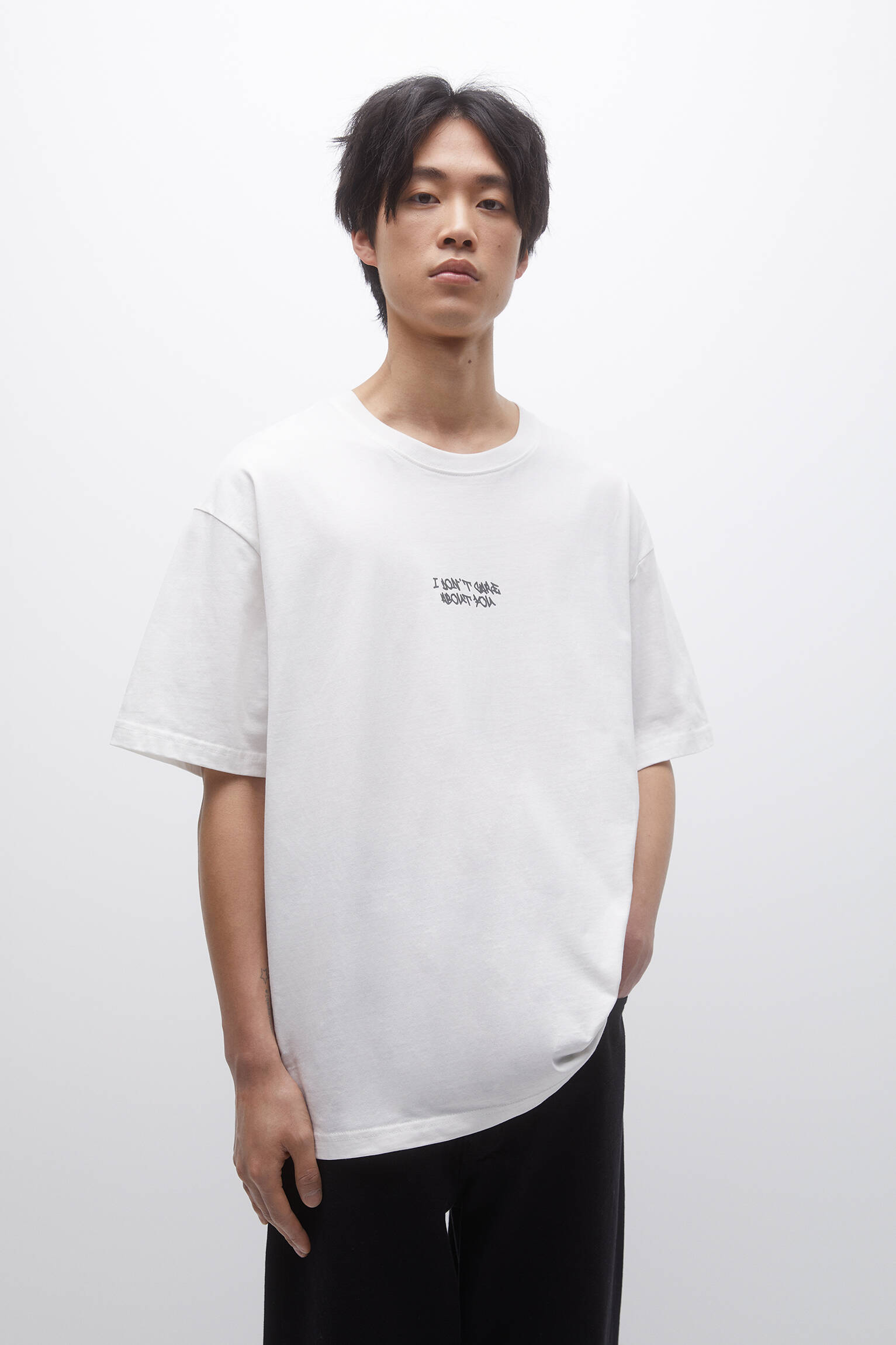CAMISETA DE MANGA CURTA COM TEXTO - BRANCA SUJA