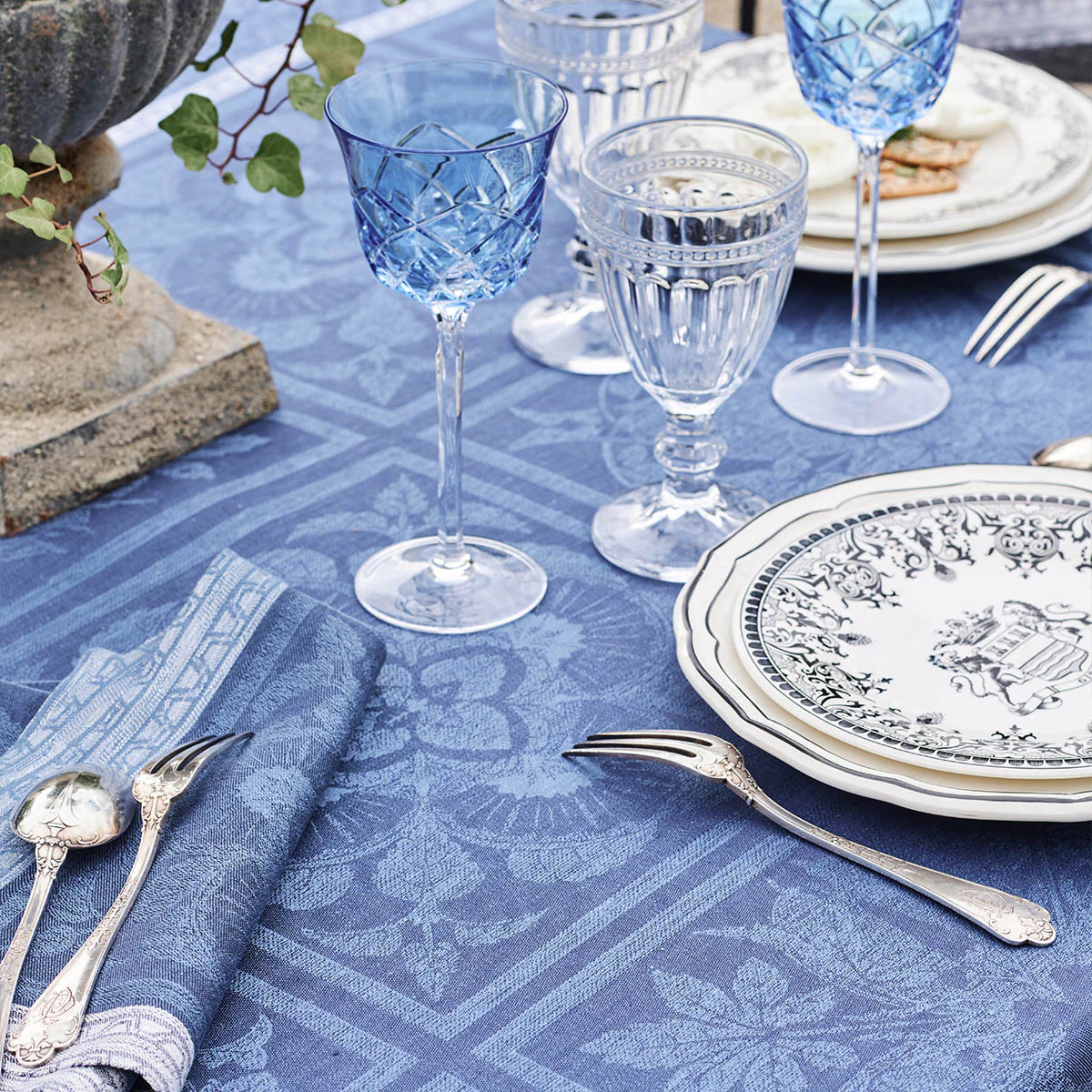 Nappe antitache déperlant pur lin bleu 174X304 Garnier Thiebaut