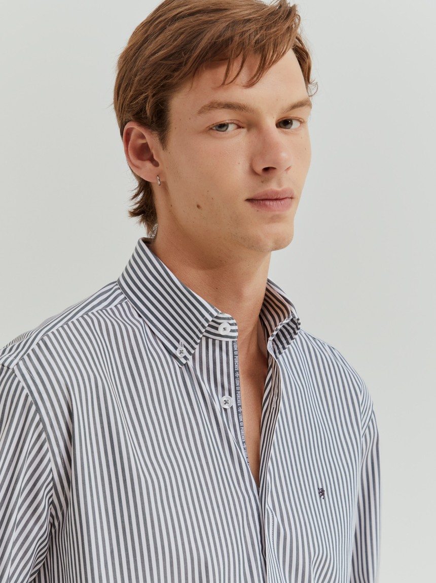Camisa regular fit às riscas