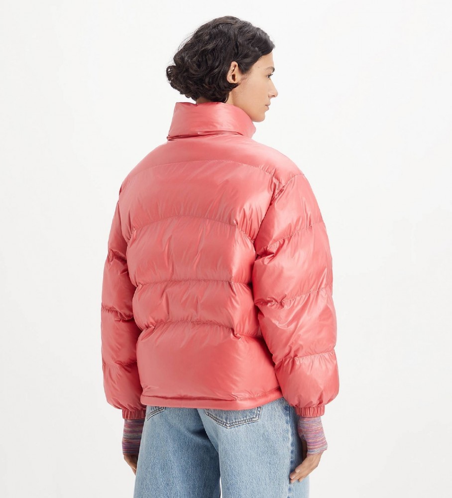 Casaco puffer retrô da Levi's na cor rosa.