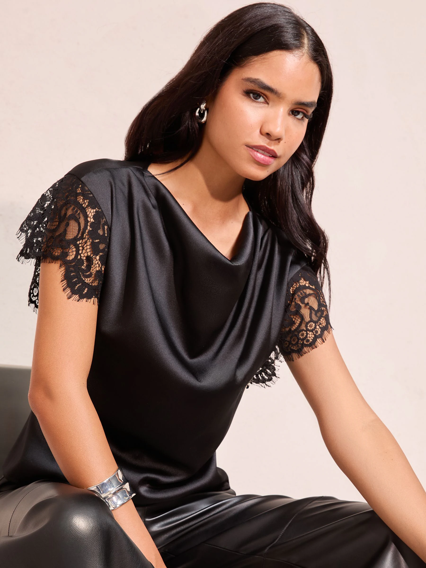 Zwart - Friends Like These satijnen blouse met kanten detail en watervalhals