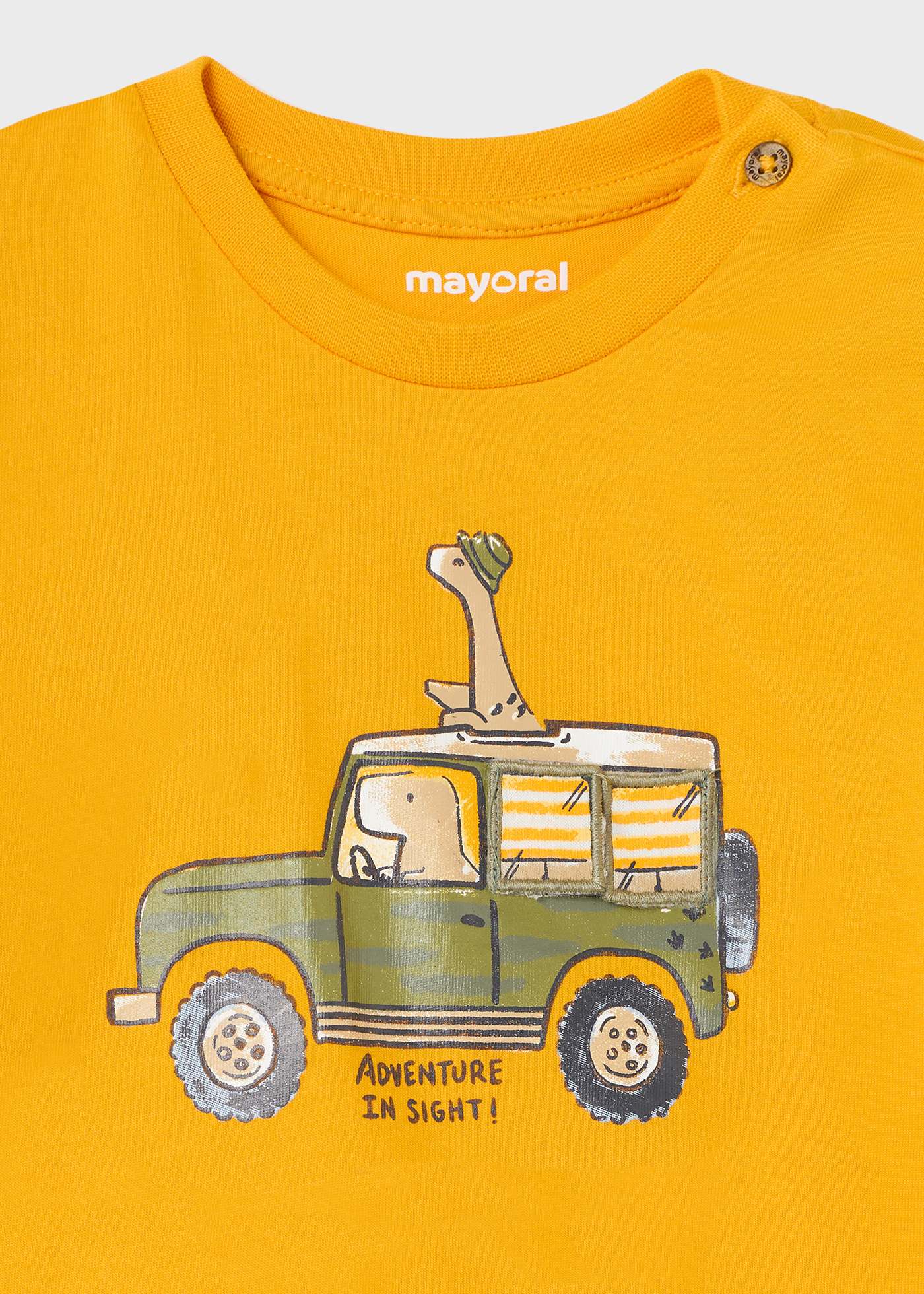 Camiseta infantil com estampa interativa feita de algodão sustentável.