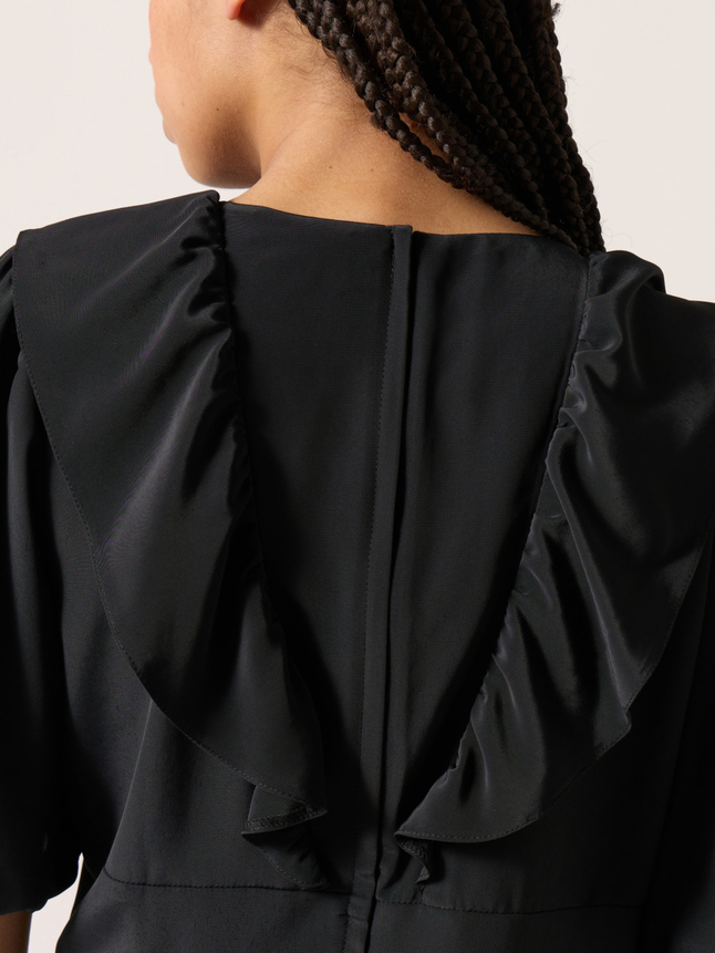 Robe courte à manches courtes