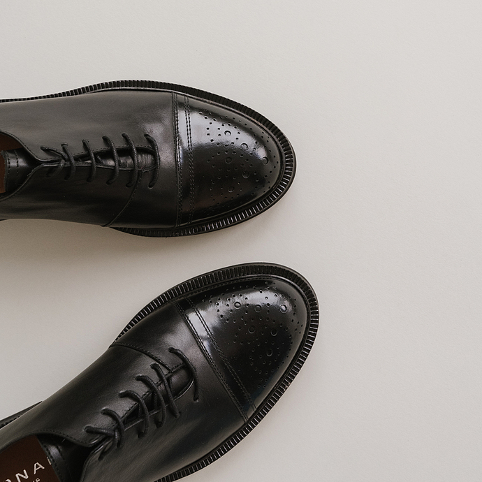 Mocassins à lacets et surpiqures  en cuir noir