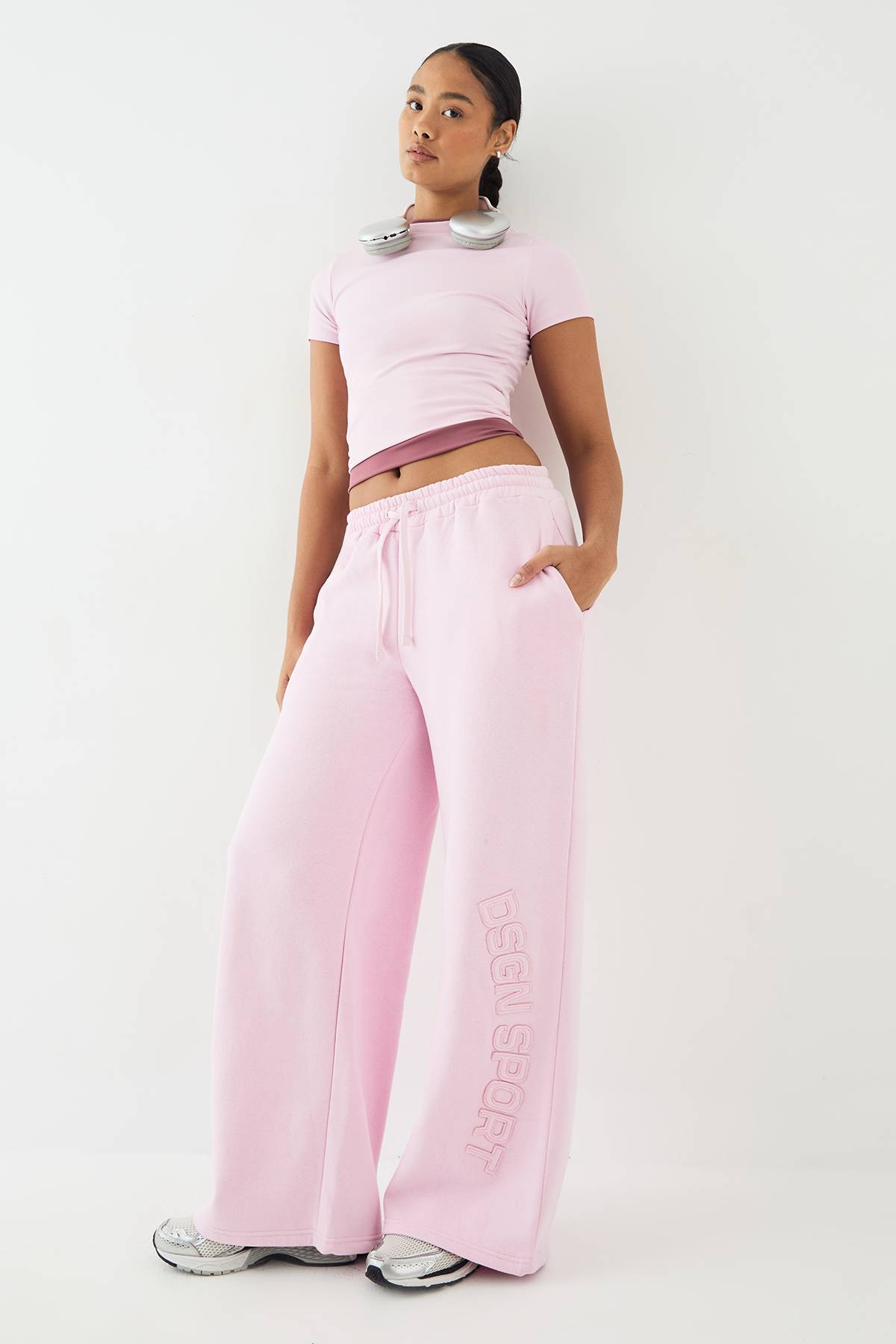 Jogging Jambe Large avec Appliqué Tissu Assorti DSGN Studio