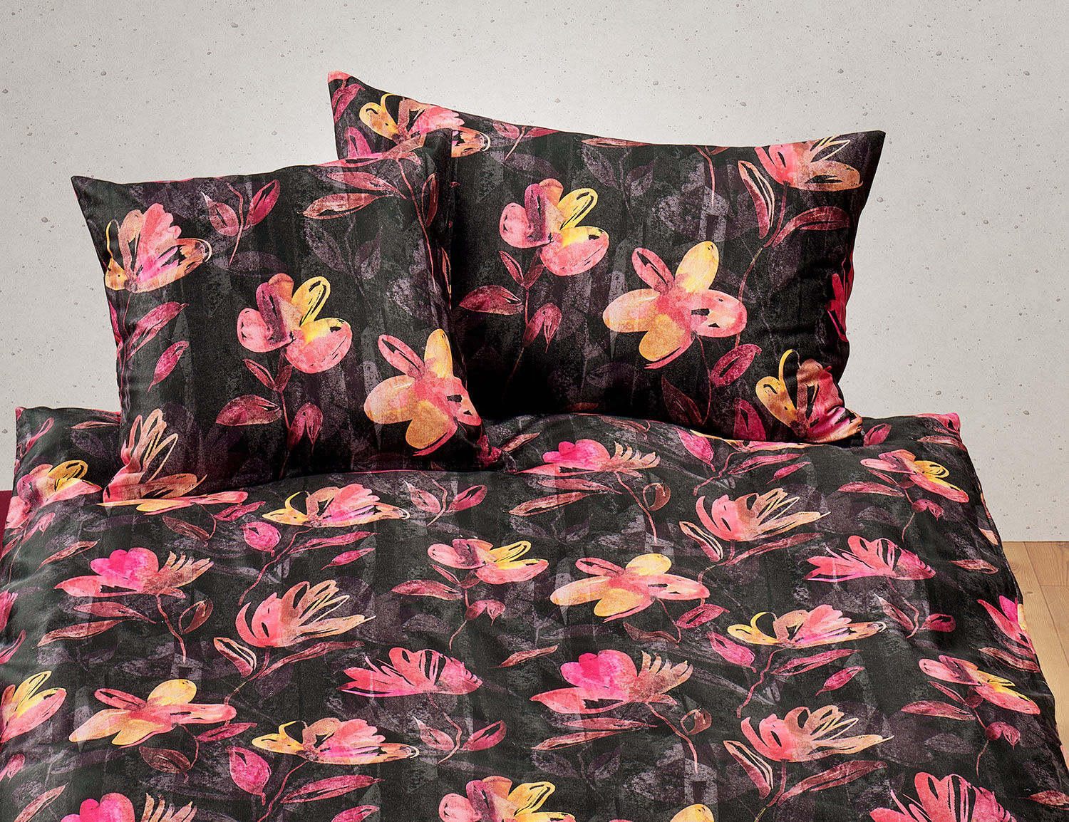 Bettwäsche mit farbigen, kunstvollen Blüten auf dunklem Untergrund