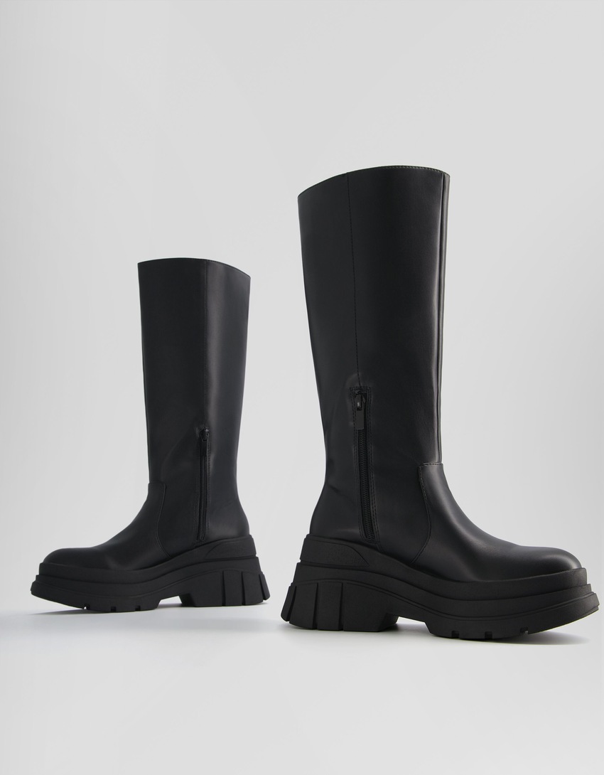 Botas planas com solado grosso