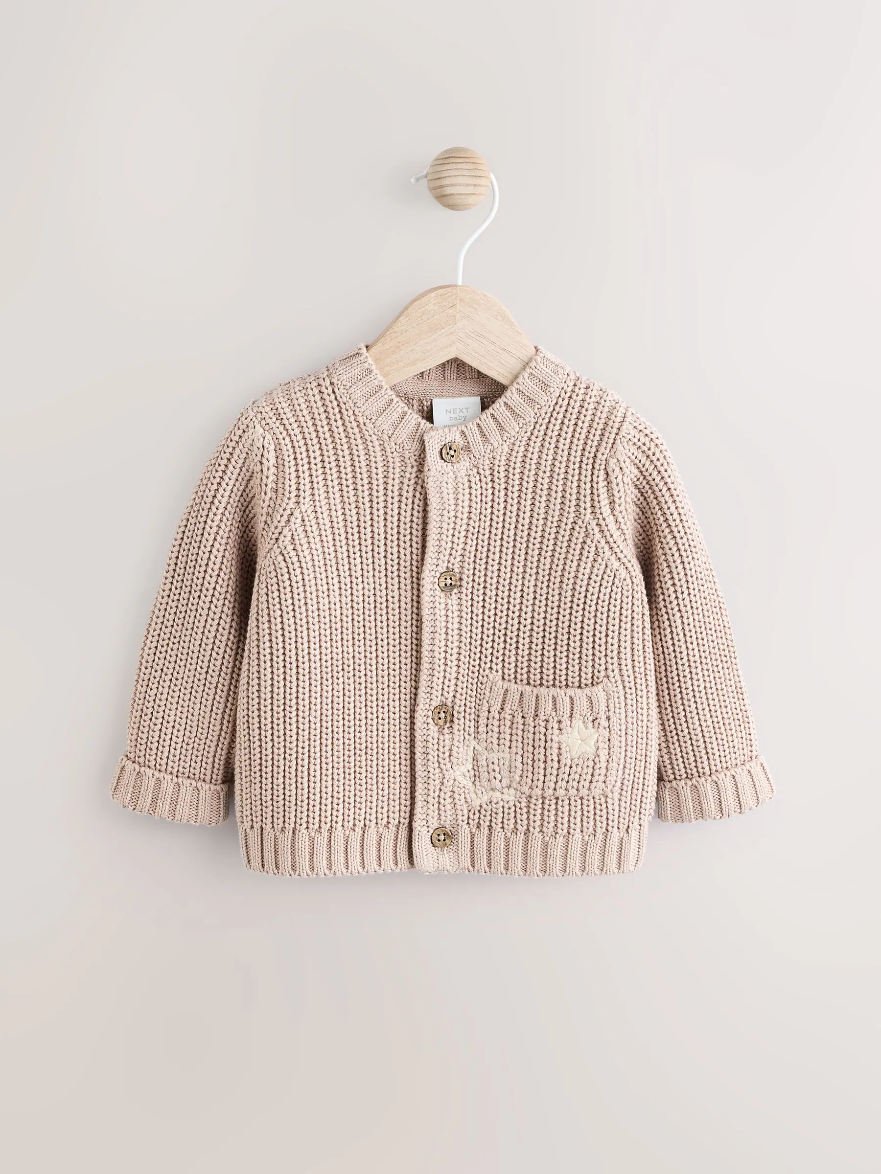 Hello World Naturel - Grofgebreid babyvestje met borduursel