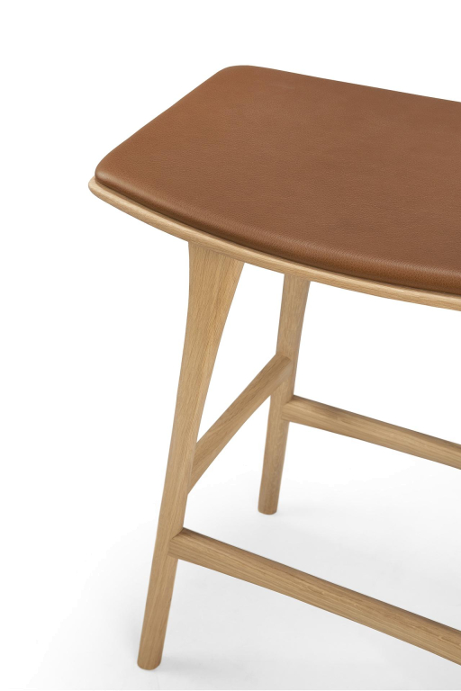 Ethnicraft Osso barkruk 67 gestoffeerd eiken geolied cognac leer