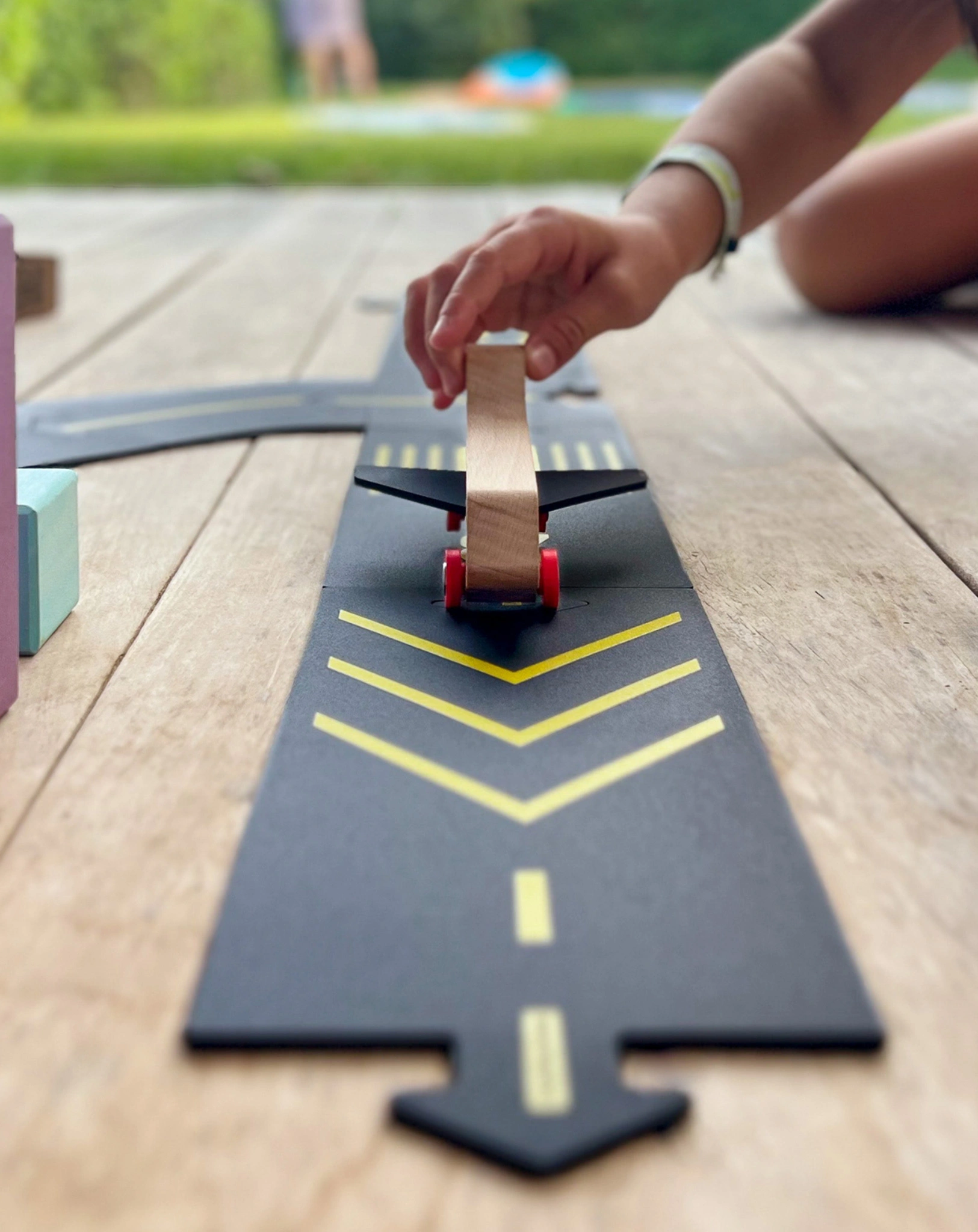 Spielstraßen-Set RUNWAY mit Flugzeug