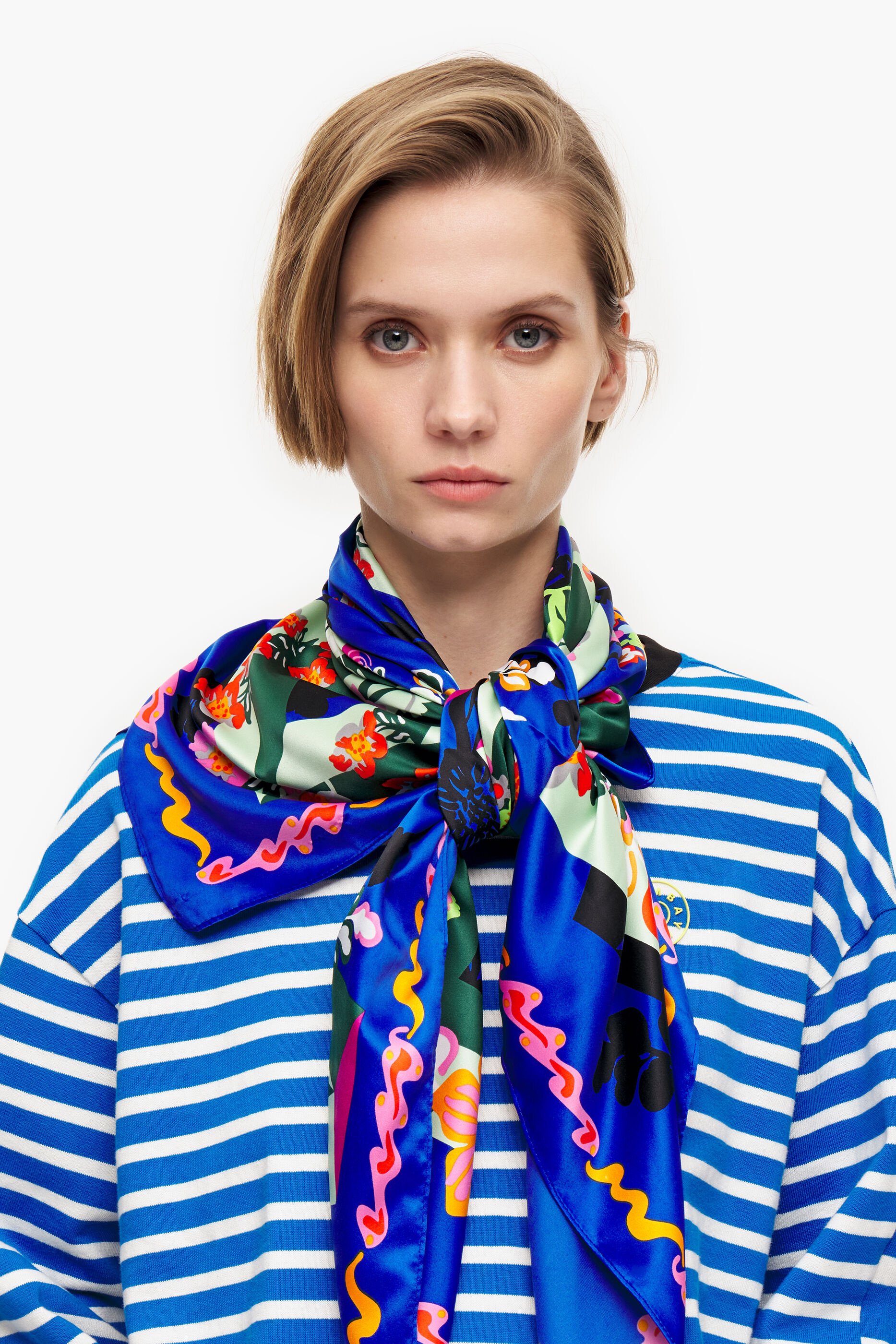 Lenço floral com logotipo geométrico azul