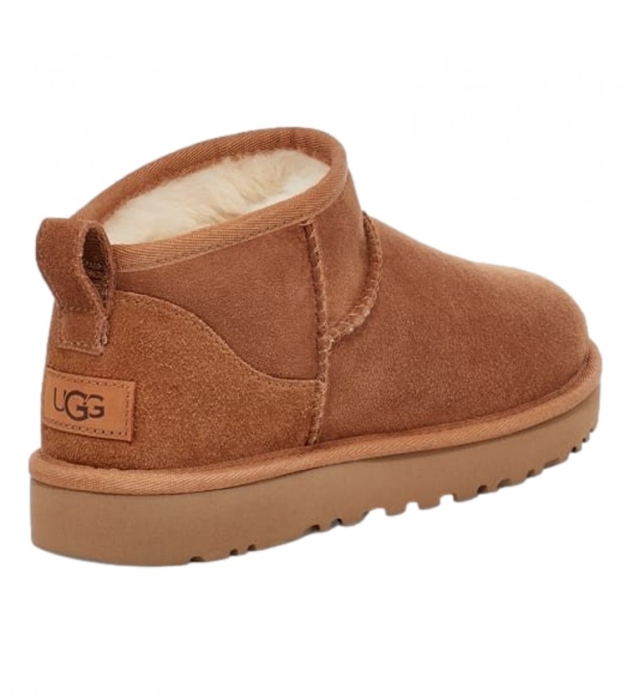 Botas de cano curto UGG Classic Ultra Mini em couro marrom