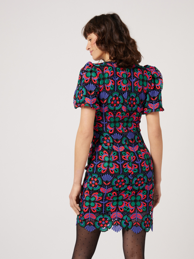 Robe courte broderies florales