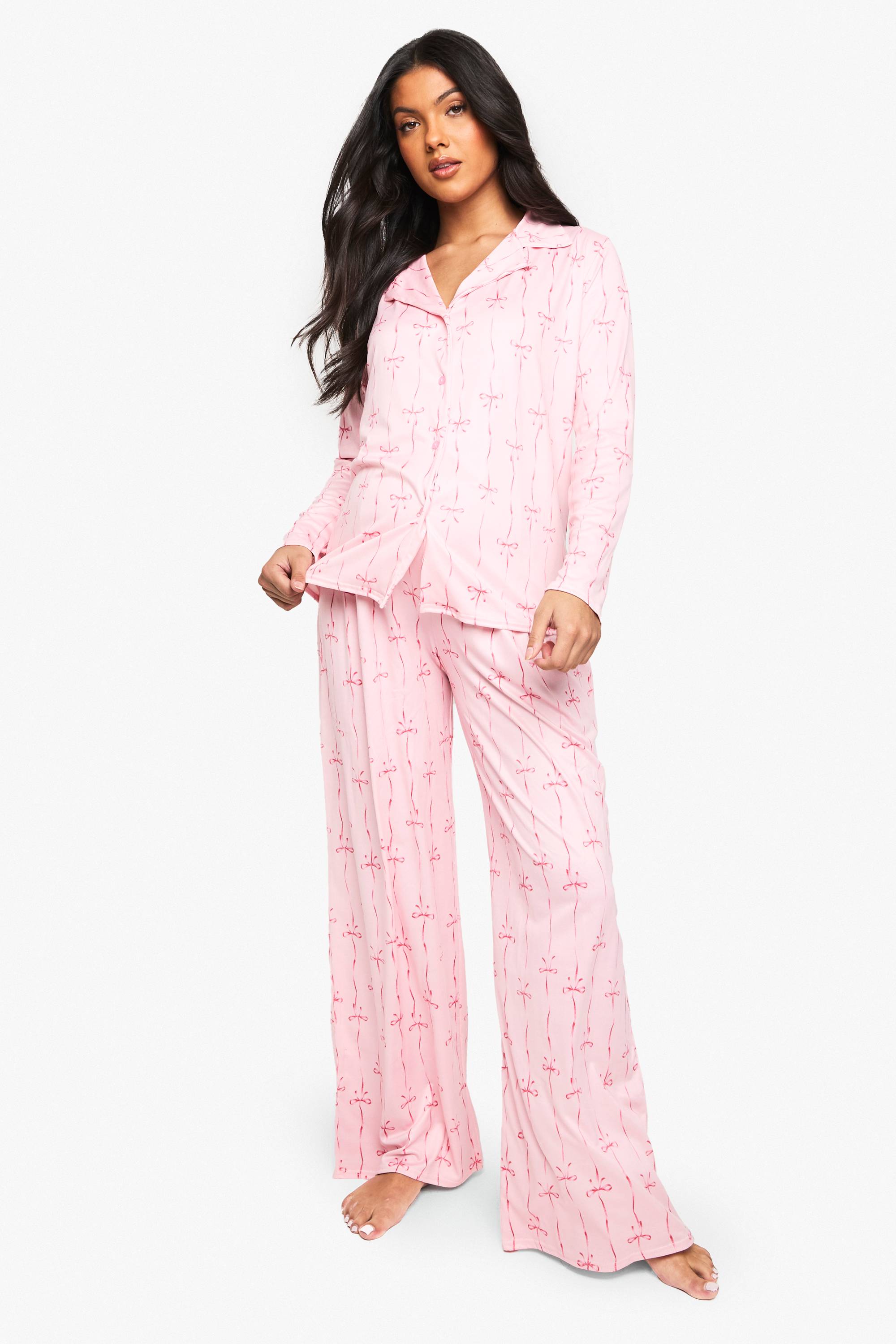 boohoo CHEMISE DE MATERNITÉ À MANCHES COURTES À IMPRIMÉ NŒUD PAPILLON ROSE ET SHORT