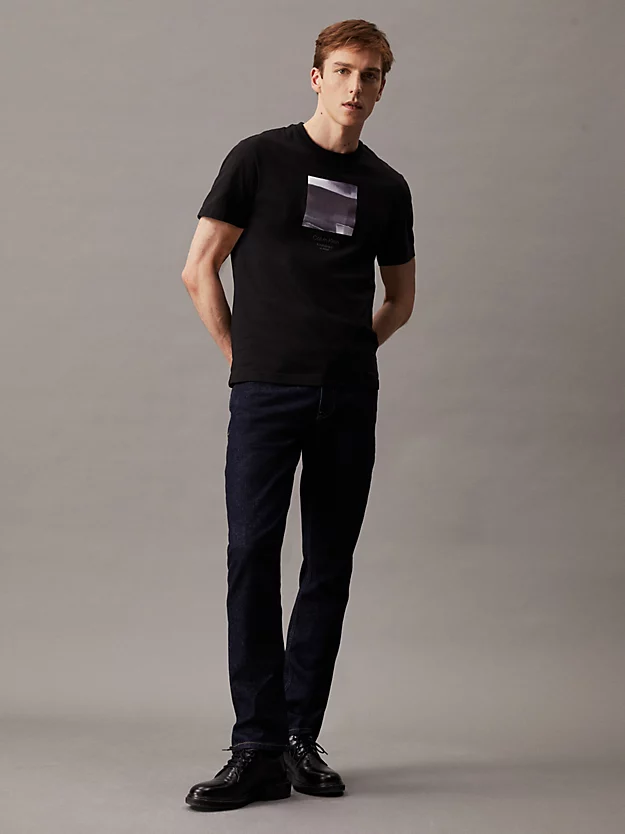 Camiseta com estampa gráfica ampliada
