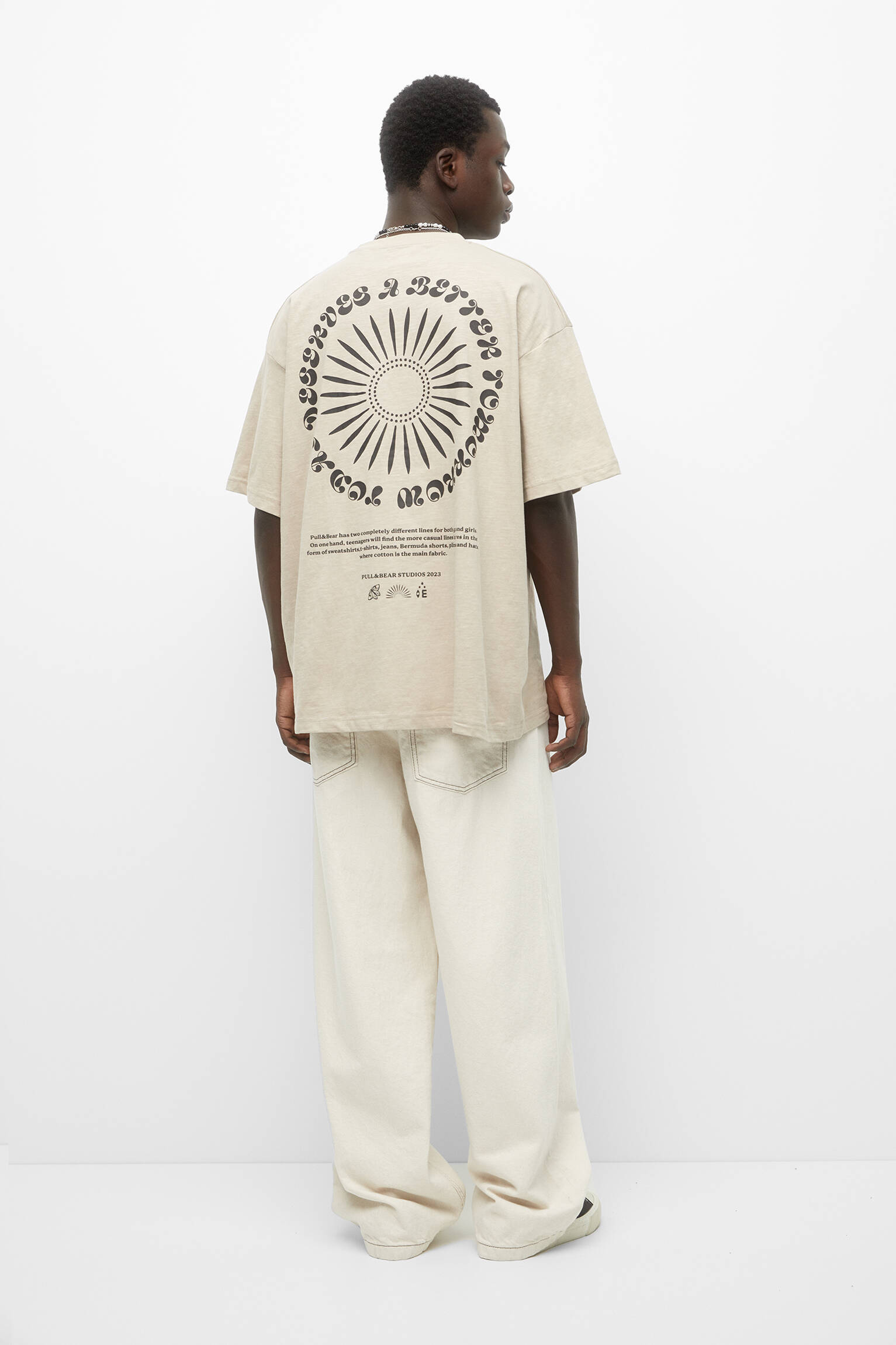 CAMISETA DE MANGA CURTA COM DETALHES BORDADOS - AREIA