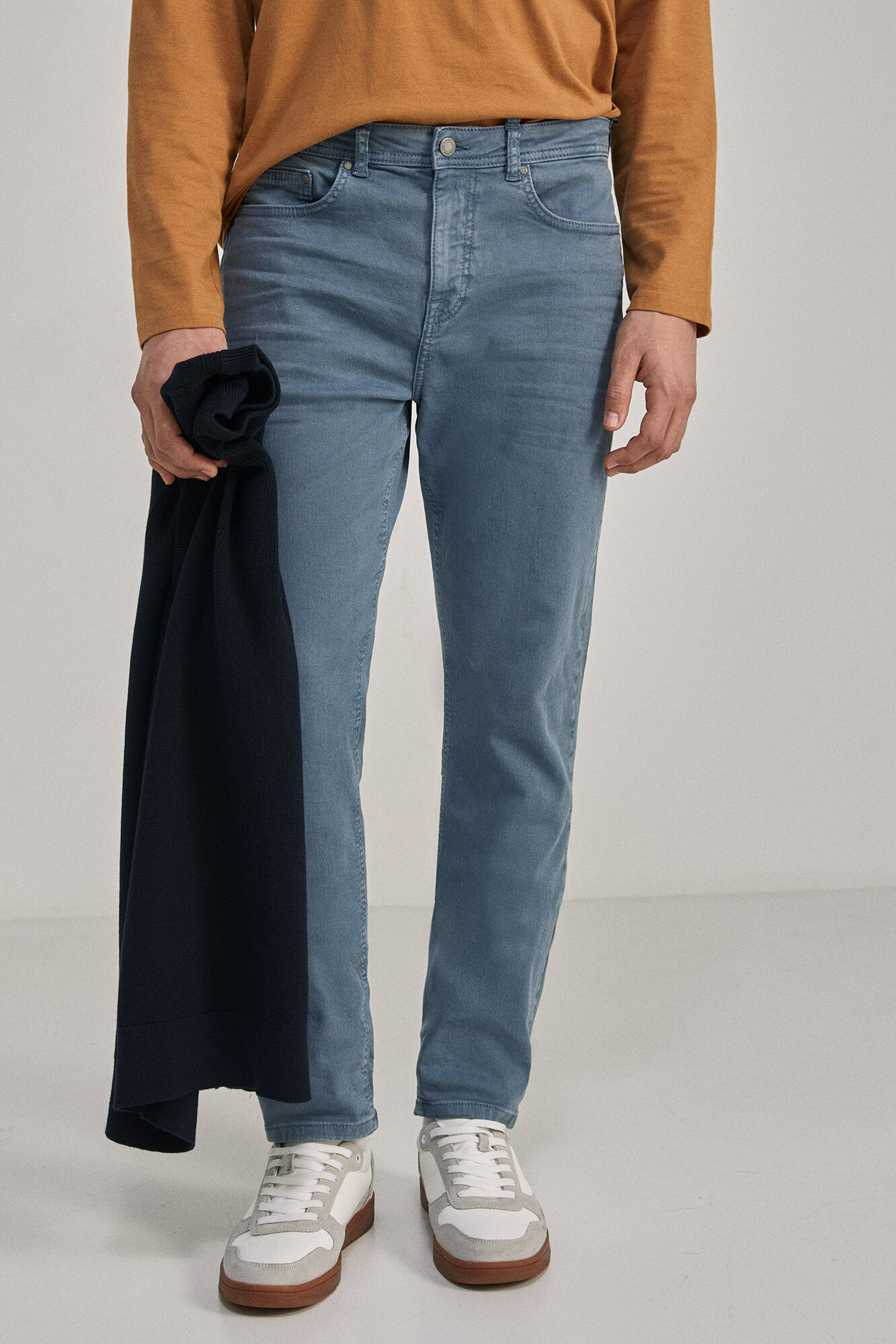 Calça de corte justo com 5 bolsos, cor azul médio.
