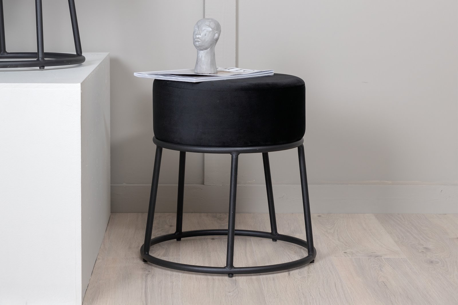 Petra puff Sort velur, sort sokkel\n