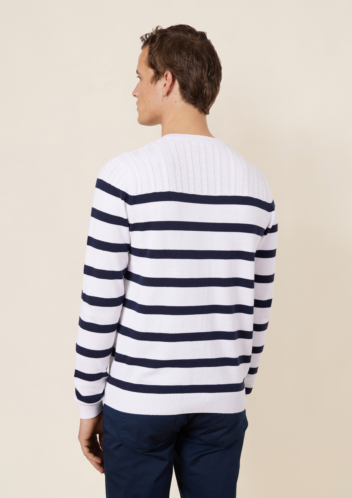 Pull col rond en coton blanc à rayures bleu marine