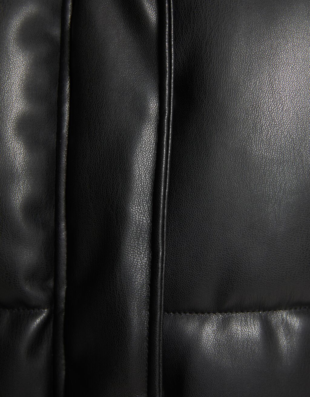 Jaqueta puffer com efeito de couro e capuz.